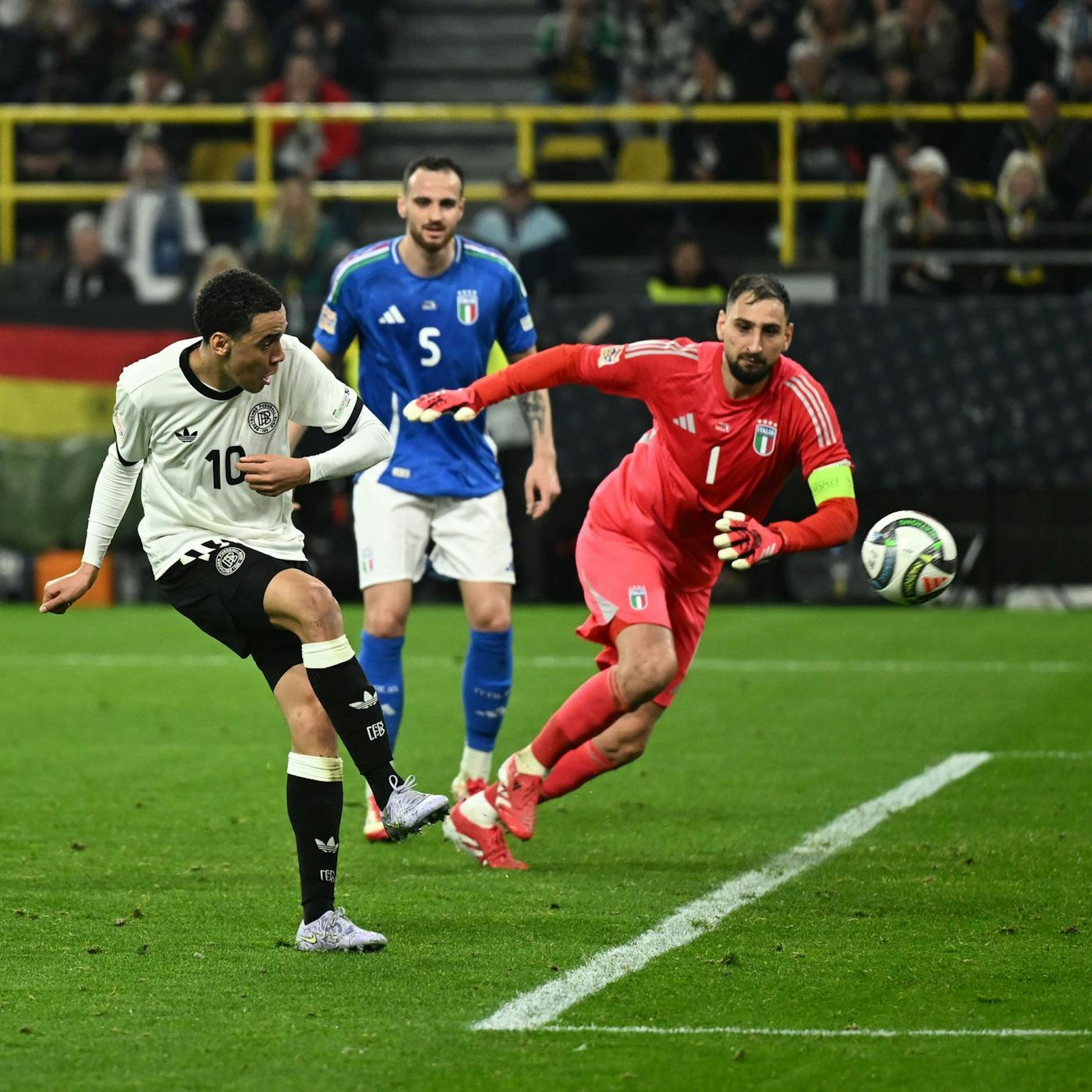 Image - Auftritt der DFB-Elf gegen Italien: Zwischen Raketenflug und Bodenhaftung