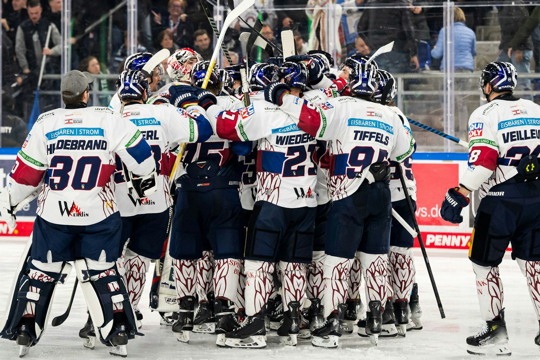 Na, wo ist der Siegtorschütze? Korbinian Geibel wird nach seinem 4:3 in Straubing von den Eisbären-Kollegen umzingelt.