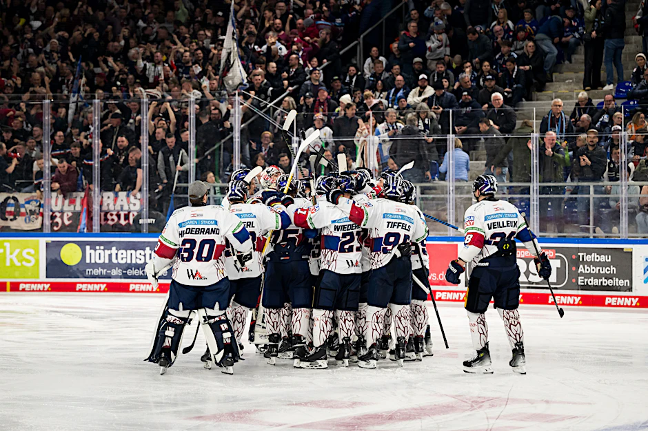 Na, wo ist der Siegtorschütze? Korbinian Geibel wird nach seinem 4:3 in Straubing von den Eisbären-Kollegen umzingelt.