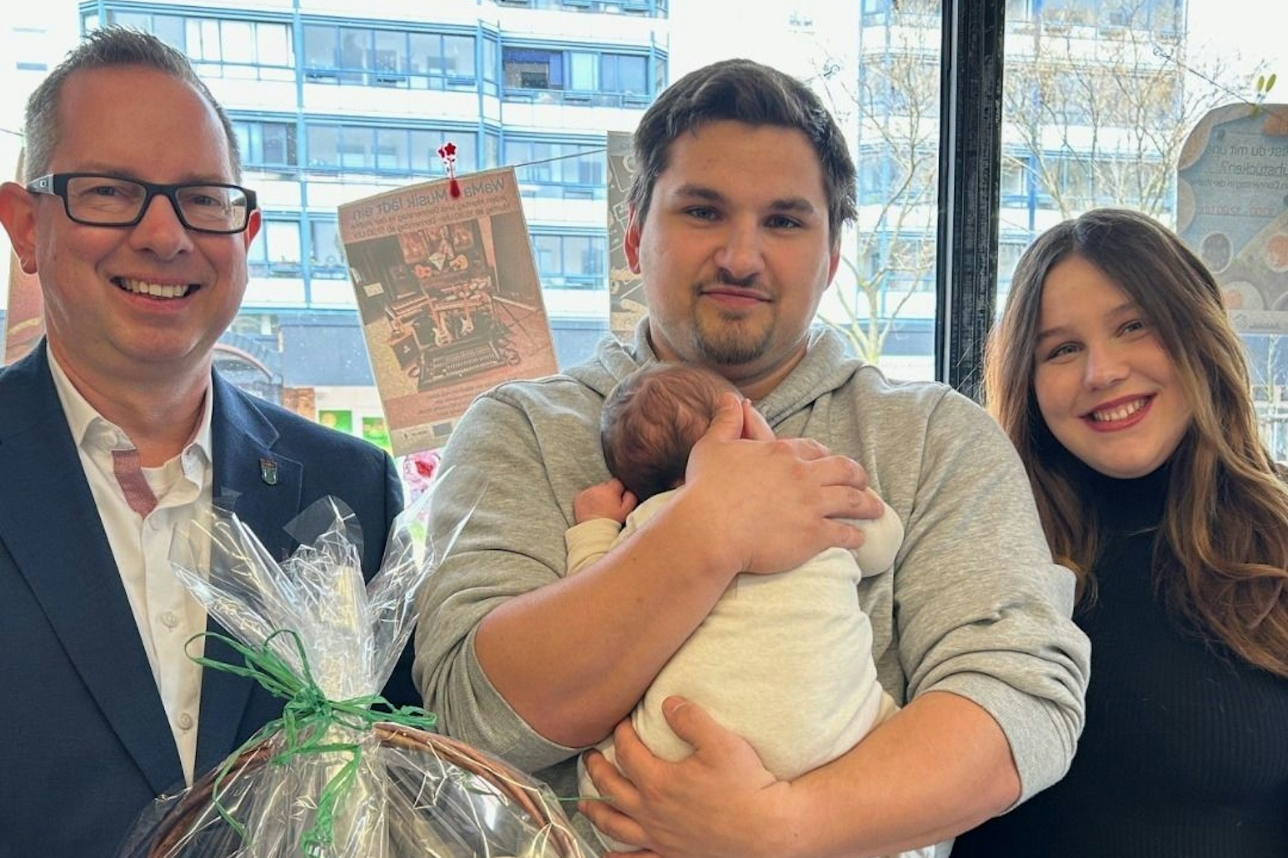 Treptow-Köpenicks 300.000 Einwohner mit seinen Eltern und Bezirksbürgermeister Oliver Igel (SPD).