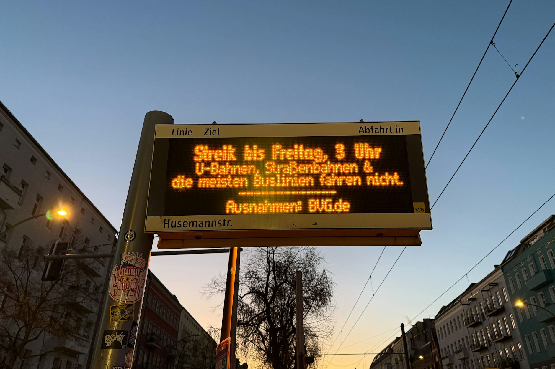 Am Mittwoch geht es wieder los: Streik bei der BVG bis Freitag früh um 3 Uhr – da wird auch diese Straßenbahnhalte an der Husemannstraße in Berlin-Prenzlauer Berg nicht angefahren.