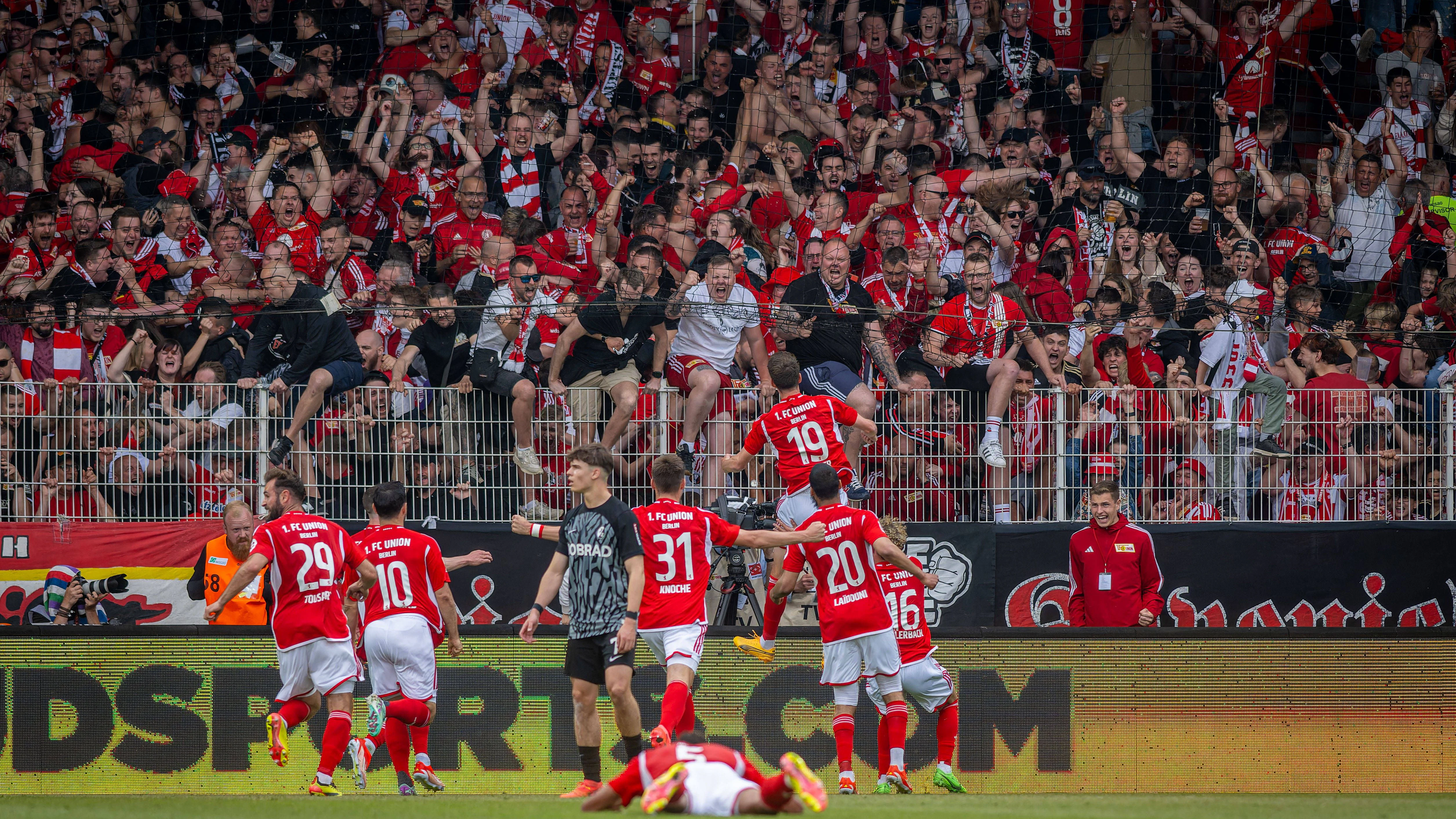 Völlig losgelöster Jubel. Nach dem 2:1 von Janik Haberer (Nr. 19) schafft der 1. FC Union im Mai 2024 am 34. Spieltag den Klassenerhalt.