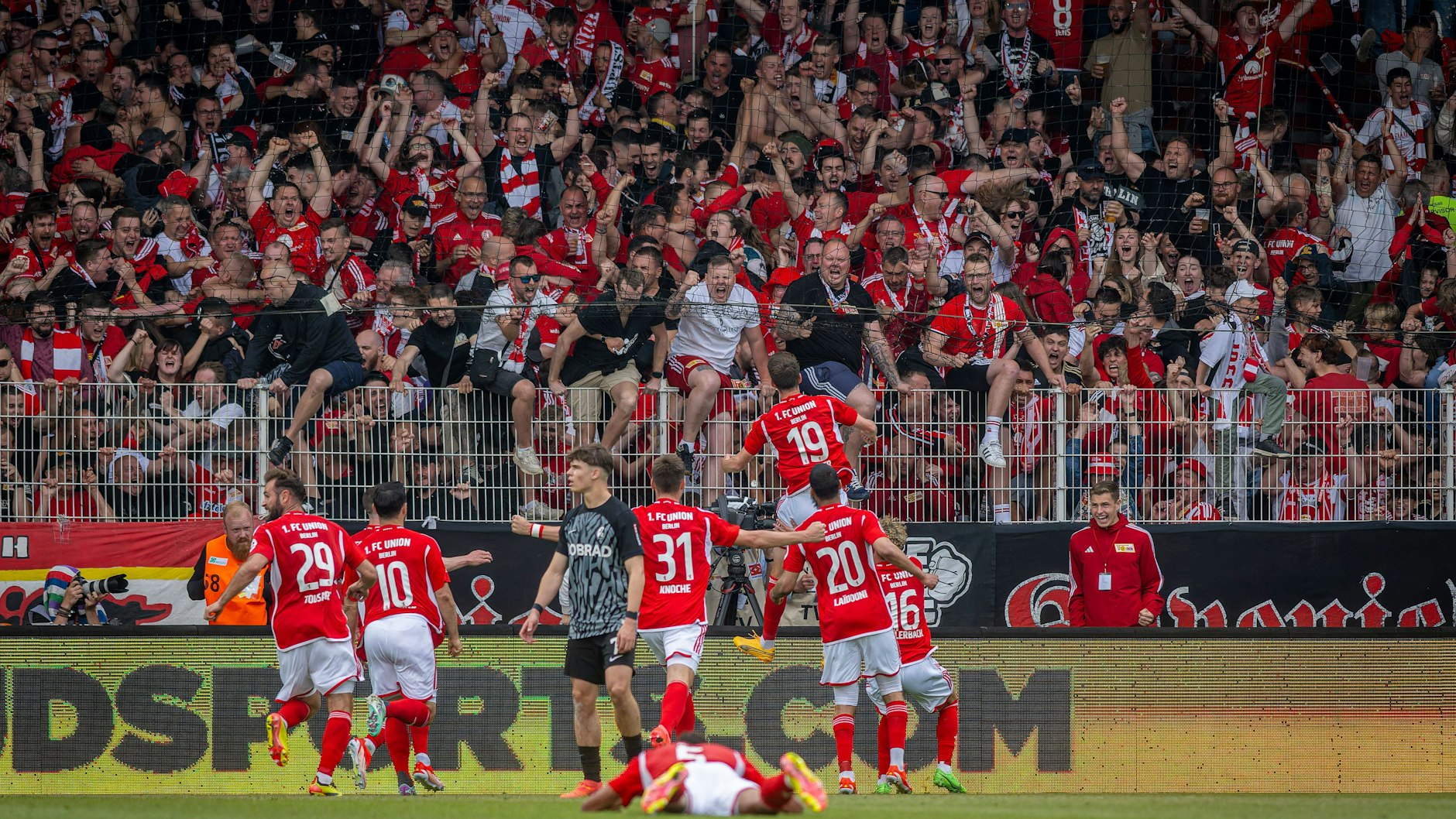 Völlig losgelöster Jubel. Nach dem 2:1 von Janik Haberer (Nr. 19) schafft der 1. FC Union im Mai 2024 am 34. Spieltag den Klassenerhalt.