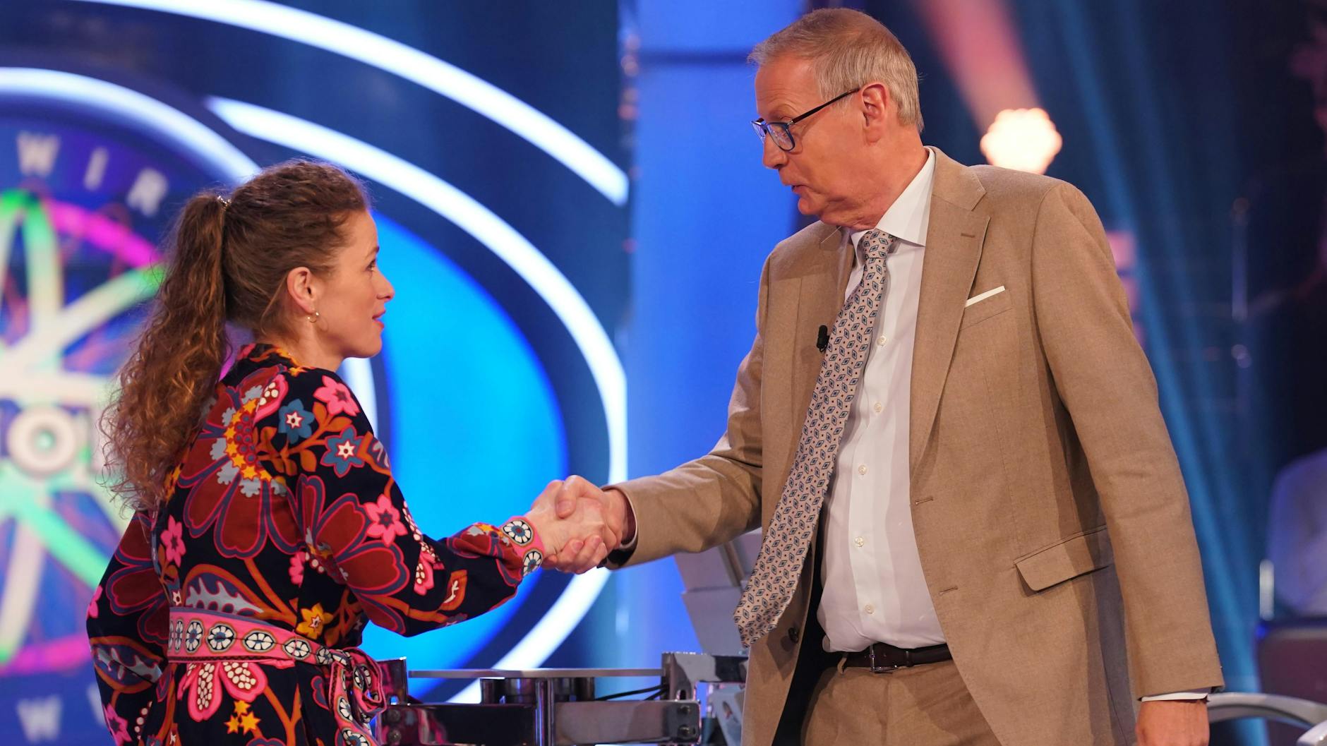 Für den Sieg bei „Wer wird Millionär?“ gibt es für Dr. Christine Weiß keine zusammengesetzte Urkunde, sondern einen Handschlag von Günther Jauch.