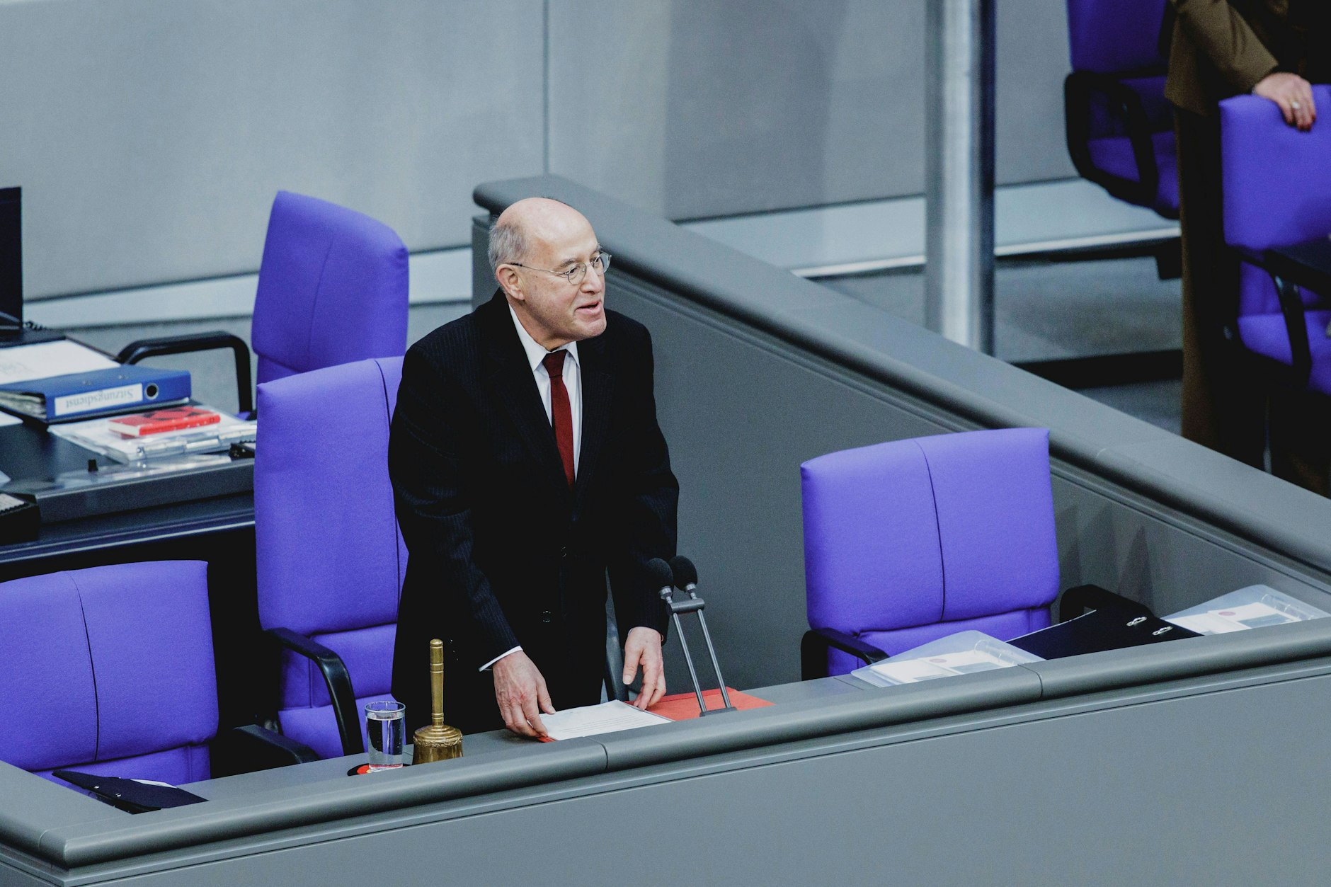 Gregor Gysi (Linke) eröffnete als Alterspräsident den Bundestag.