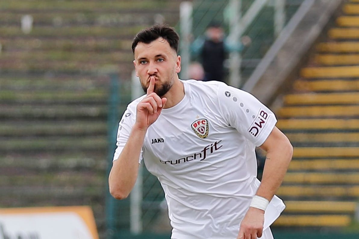 Rufat Dadashov bejubelt sein 2:0 im Pokal gegen Croatia, später lässt er beim Elfmeter dann Kevin Lankford den Vortritt.