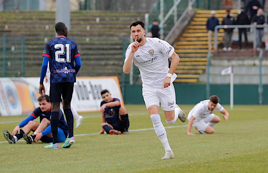 Rufat Dadashov bejubelt sein 2:0 im Pokal gegen Croatia, später lässt er beim Elfmeter dann Kevin Lankford den Vortritt.