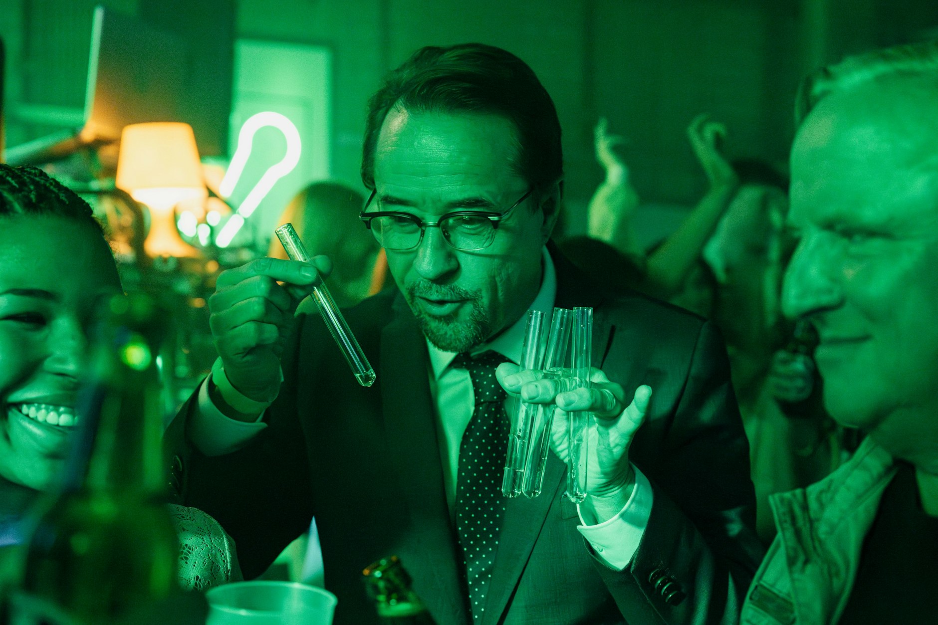 Professor Karl-Friedrich Boerne (Jan Josef Liefers) ist hin und weg von den „Energy“-Drinks auf der Studentenparty, was Frank Thiel (Axel Prahl) amüsiert beobachtet.