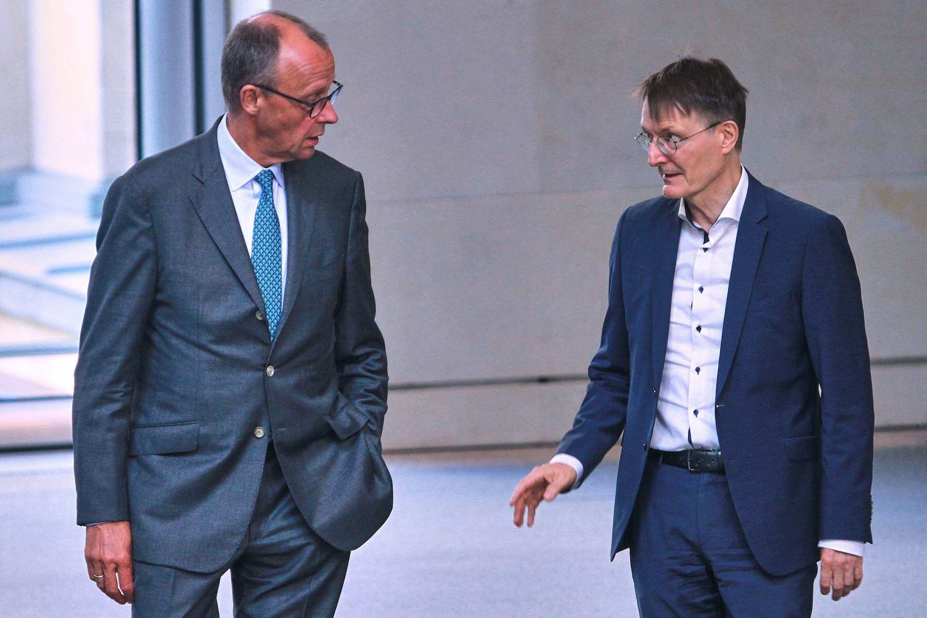 Friedrich Merz (l.) und Karl Lauterbach im Gespräch: Sitzen beide demnächst zusammen am Kabinettstisch?