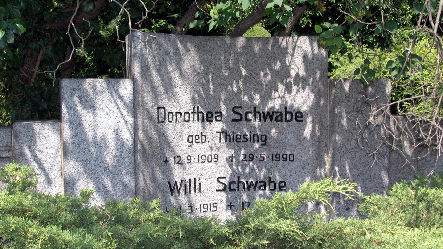 Willi Schwabe und seine Frau - beide starben unmittelbar nacheinander - wurden auf dem Dorotheenstädtischen Friedhof in Berlin beigesetzt.