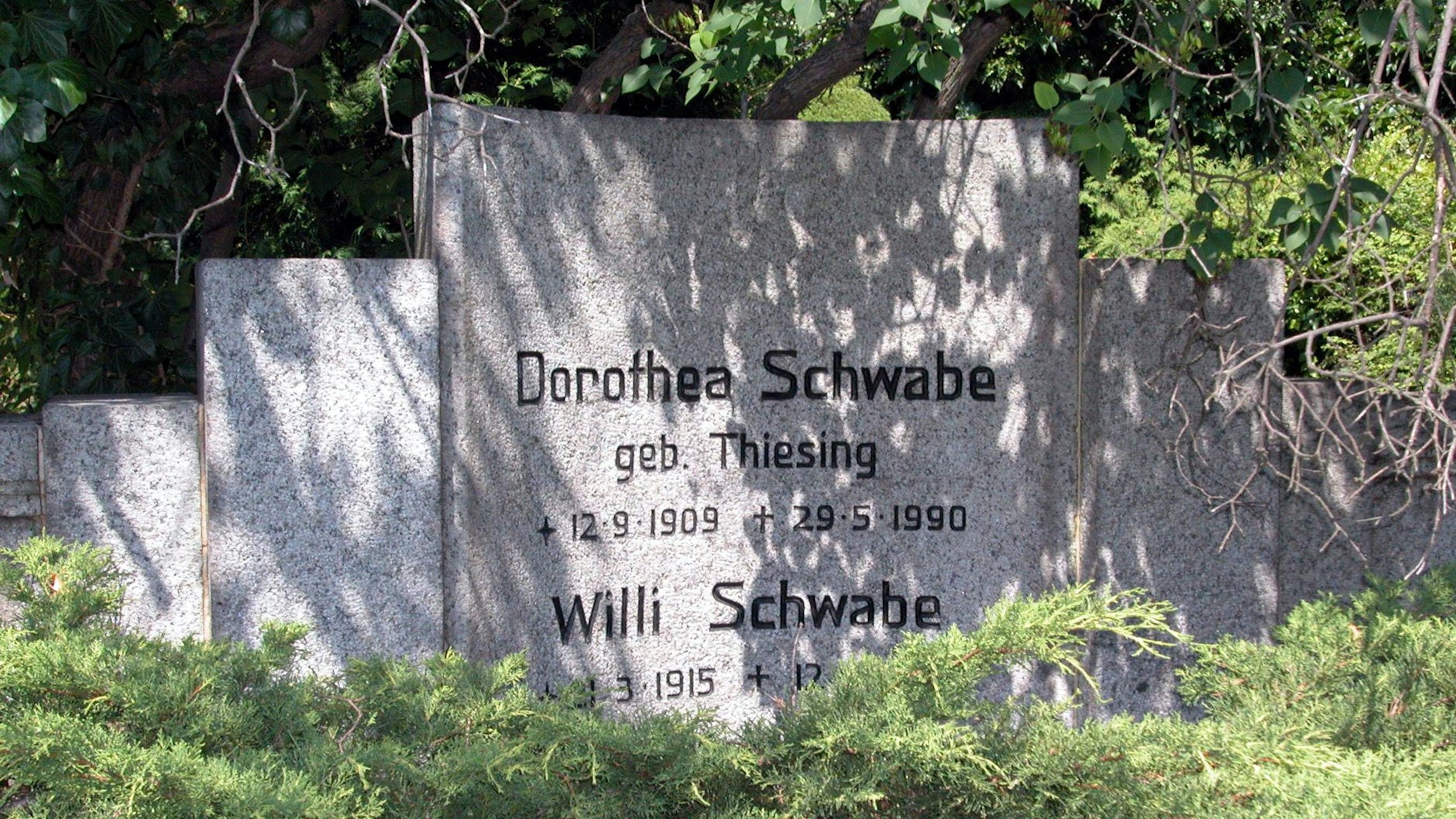 Willi Schwabe und seine Frau - beide starben unmittelbar nacheinander - wurden auf dem Dorotheenstädtischen Friedhof in Berlin beigesetzt.