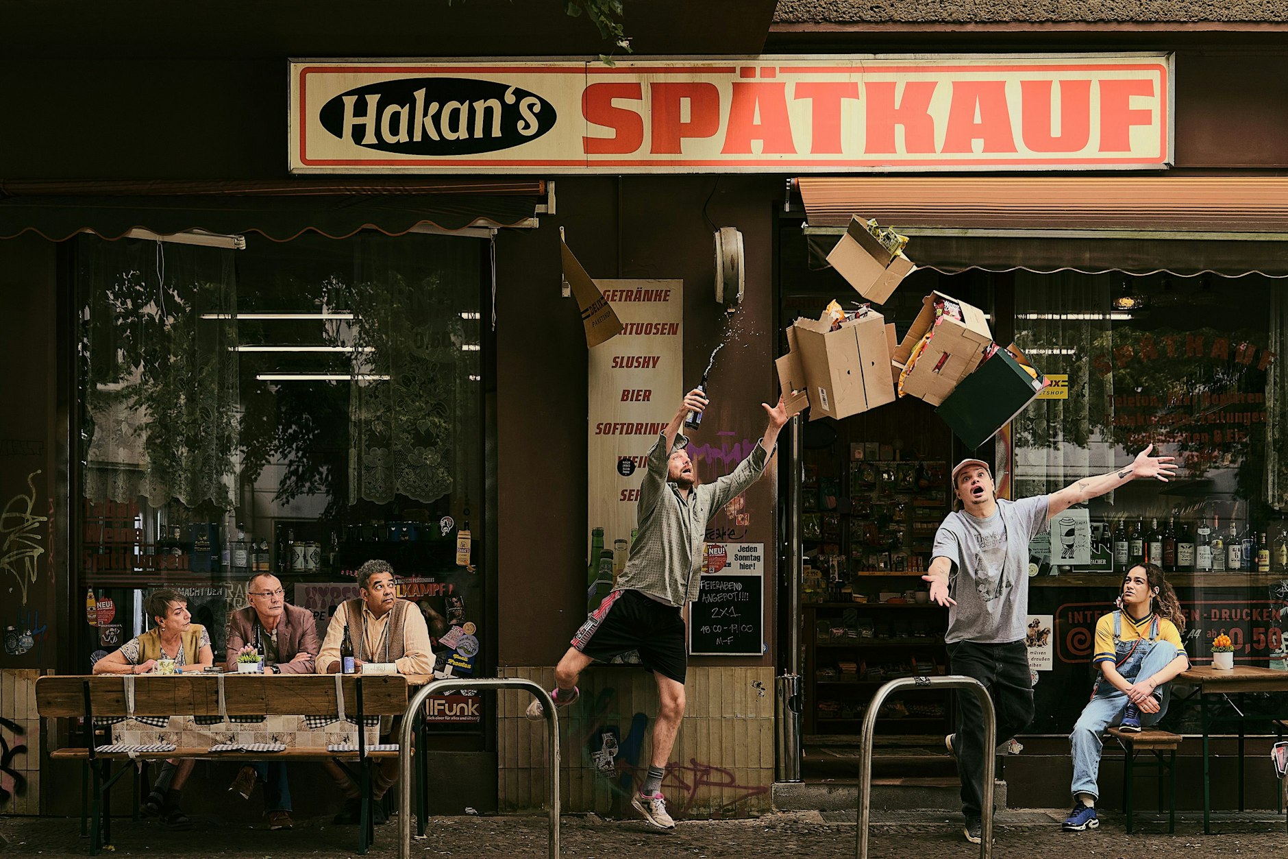 Berliner Folklore: Ein Abend vor dem Späti. (Szene mit: Eva Weißenborn, Torsten Michaelis, Falilou Seck, Alexander Finkenwirth, Wilson Gonzalez, Gülseren Erkut, v.l.)