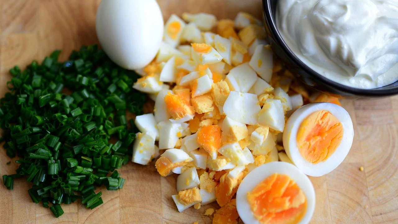 Eier, Schnittlauch, Mayonnaise und Gewürze: Mehr braucht es nicht für unser einfaches Rezept für Eiersalat. Oma hat es zu DDR-Zeiten auch schon so gemacht.