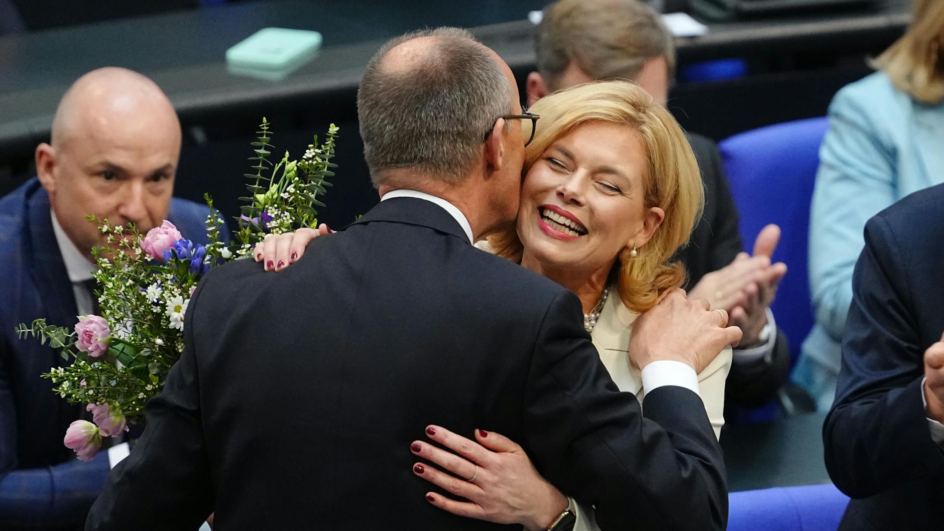 Julia Klöckner, die neue Bundestagspräsidentin, nimmt nach ihrer Wahl Glückwünsche und ein Küsschen von Bald-Kanzler Friedrich Merz entgegen.
