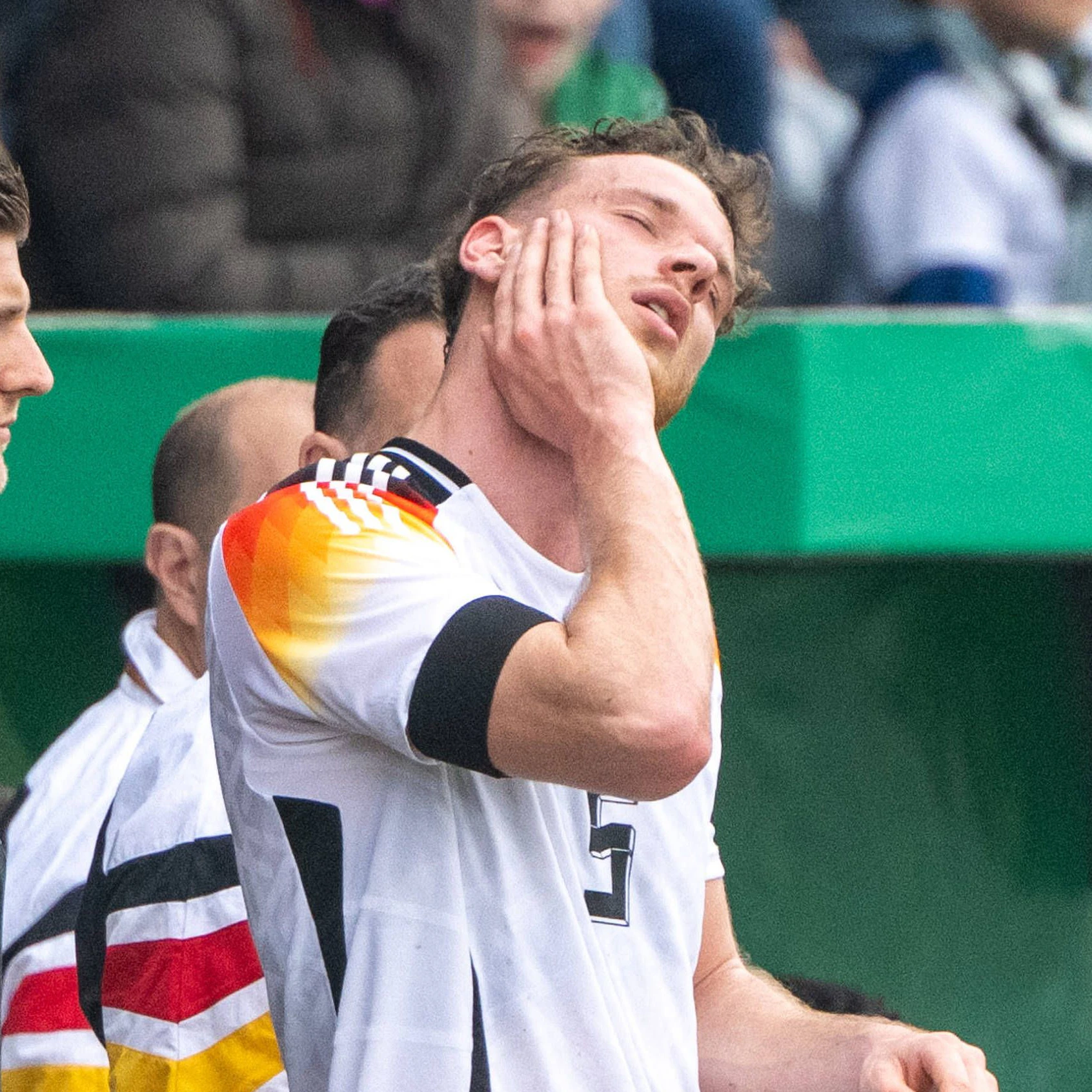 Herthas Pascal Klemens macht nach dem Kopf-Crash in Babelsberg den Kiefer-Test.