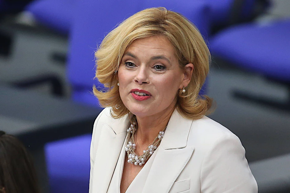 Julia Klöckner (CDU) hält nach ihrer Wahl zur Bundestagspräsidentin eine Rede. 