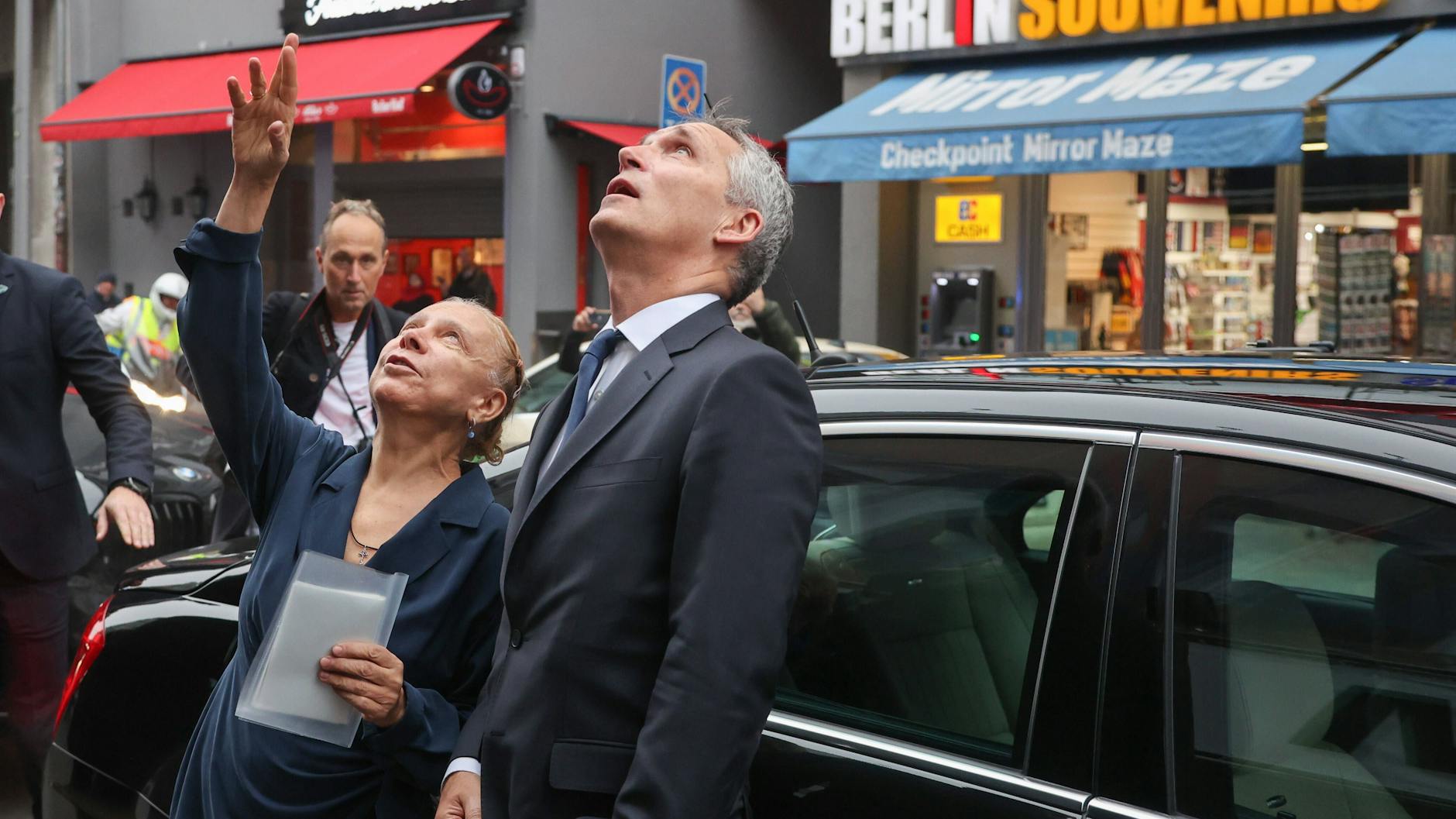 2022 zeigte Alexandra Hildebrandt noch Nato-Generalsekretär Jens Stoltenberg ihr Mauermuseum am Checkpoint Charlie in Berlin.