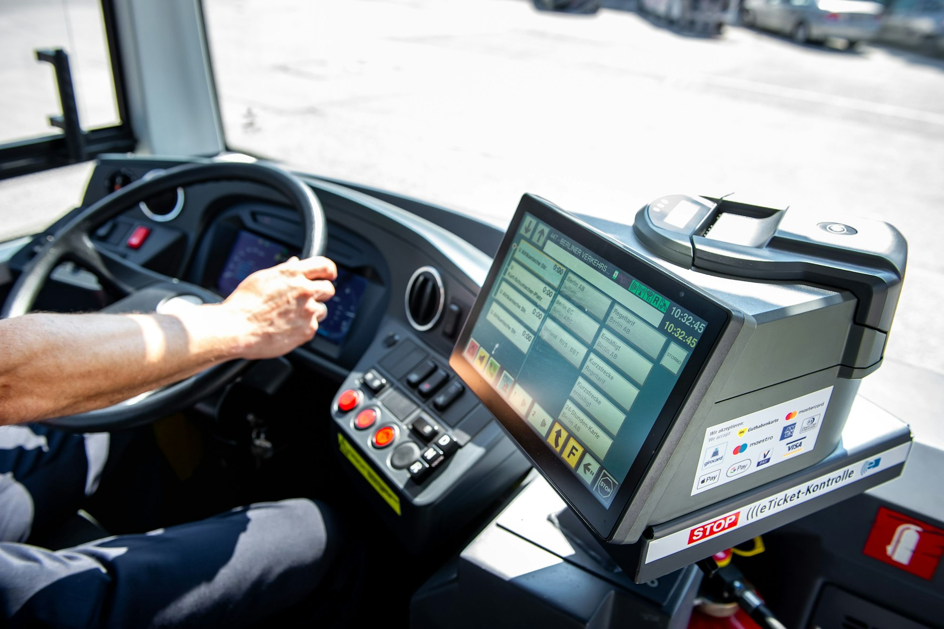 Blick in die Fahrerkabine eines BVG-Busses