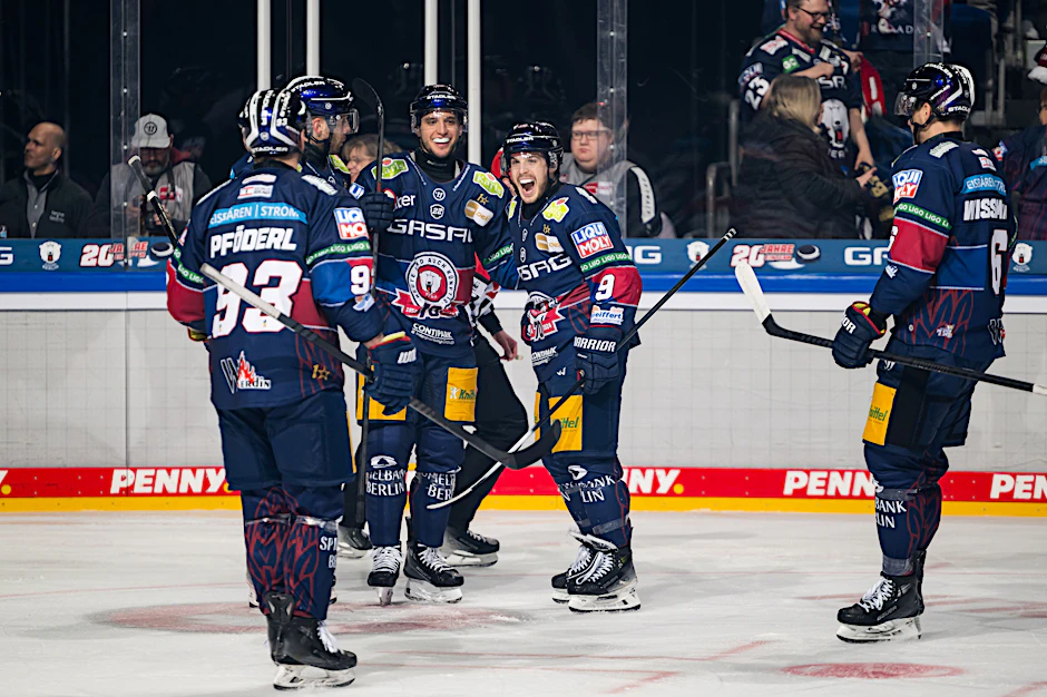 Frederik Tiffels und Ty Ronning feiern das Tor zum 1:0 während des Spiels zwischen den Eisbären Berlin und den Straubing Tigers.