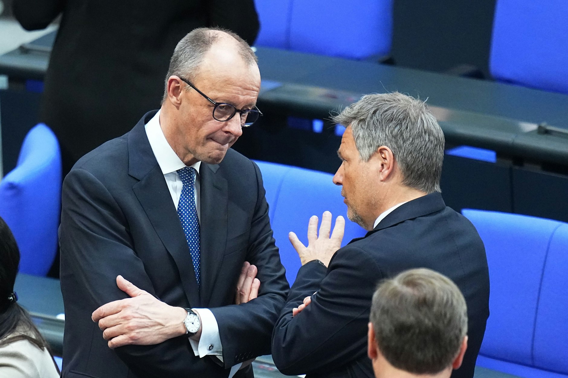 Friedrich Merz, CDU/CSU-Fraktionsvorsitzender und CDU-Bundesvorsitzender, spricht mit Robert Habeck (Bündnis 90/Die Grünen), Bundesminister für Wirtschaft und Klimaschutz, bei der konstituierenden Sitzung des neuen Bundestags.