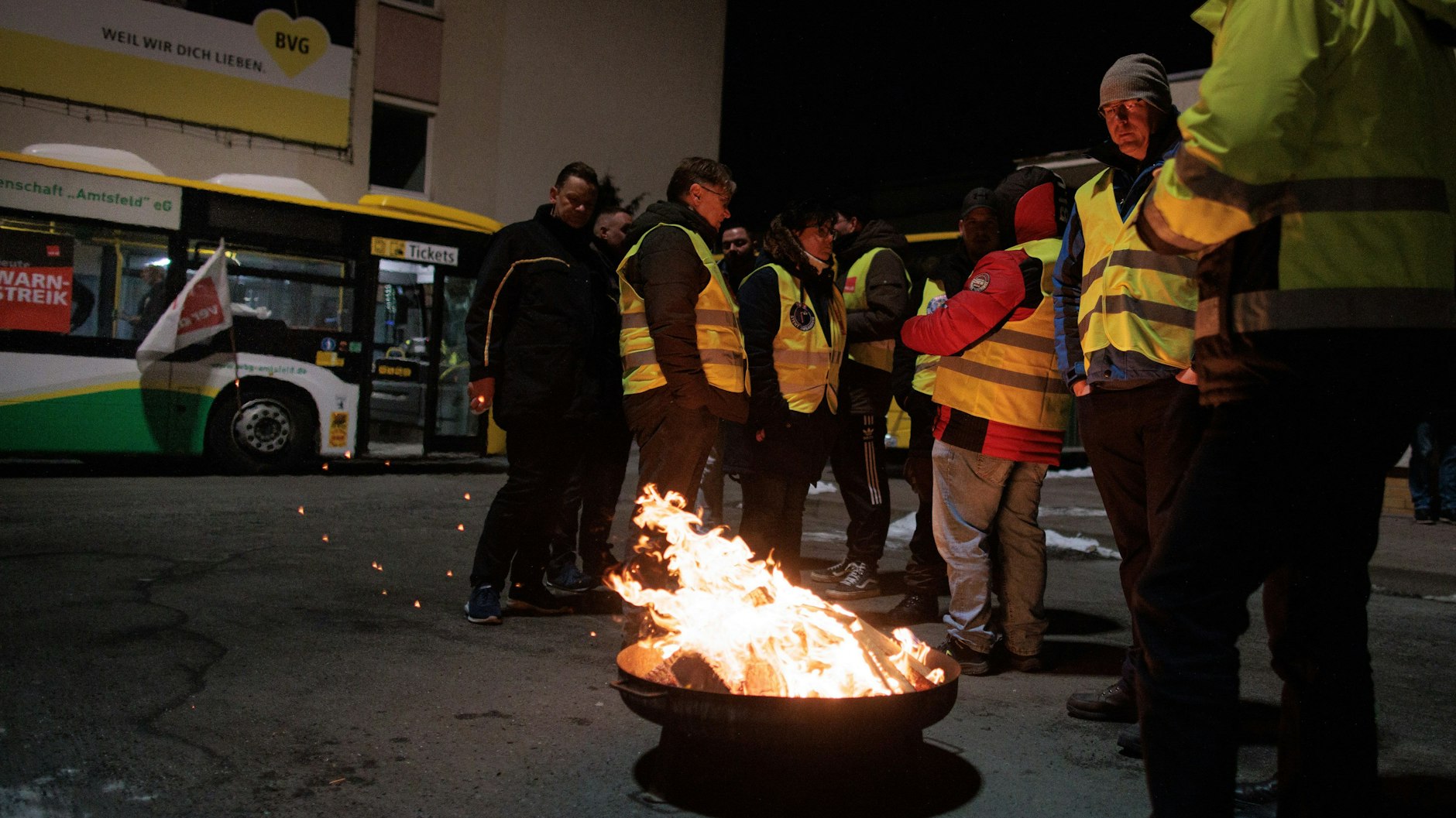 Bus- und Straßenbahnfahrer streiken am BVG-Betriebshof in Berlin-Lichtenberg: Nur Verdi-Mitglieder bekommen Streikgeld. Wer nicht in der Gewerkschaft ist und streikt, bekommt kein Geld.