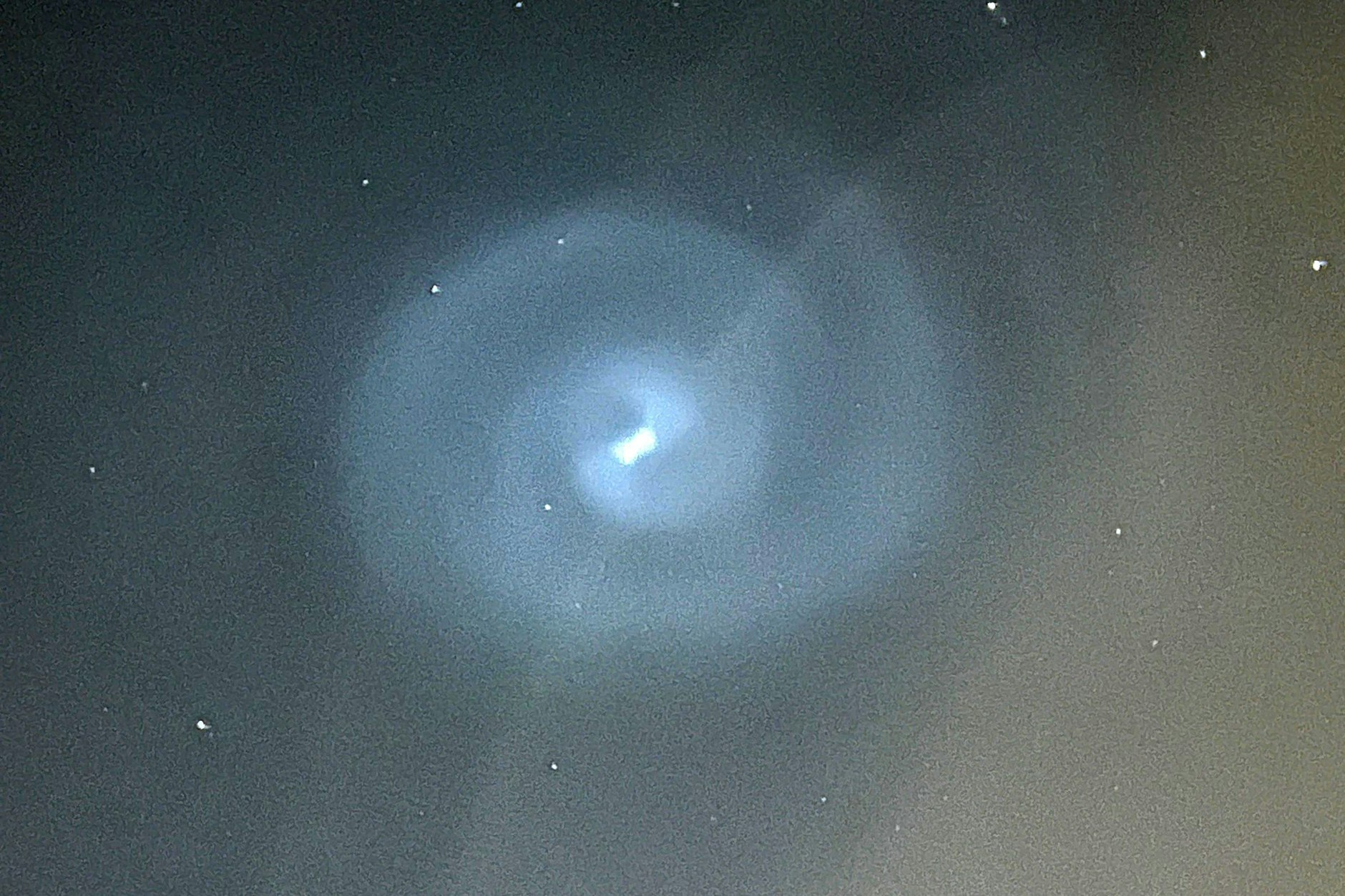 Abgelassener Treibstoff einer Falcon-9-Rakete hat am Montagabend für einen sichtbaren Spiralwirbel am Himmel über Deutschland gesorgt.