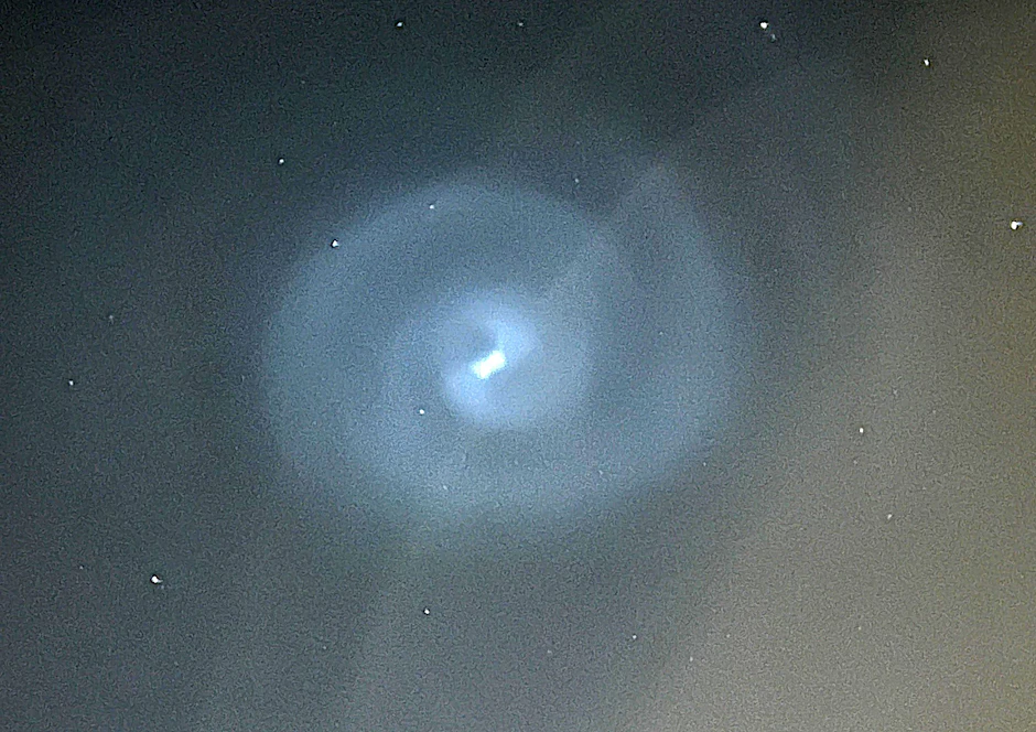 Abgelassener Treibstoff einer Falcon-9-Rakete hat am Montagabend für einen sichtbaren Spiralwirbel am Himmel über Deutschland gesorgt. 