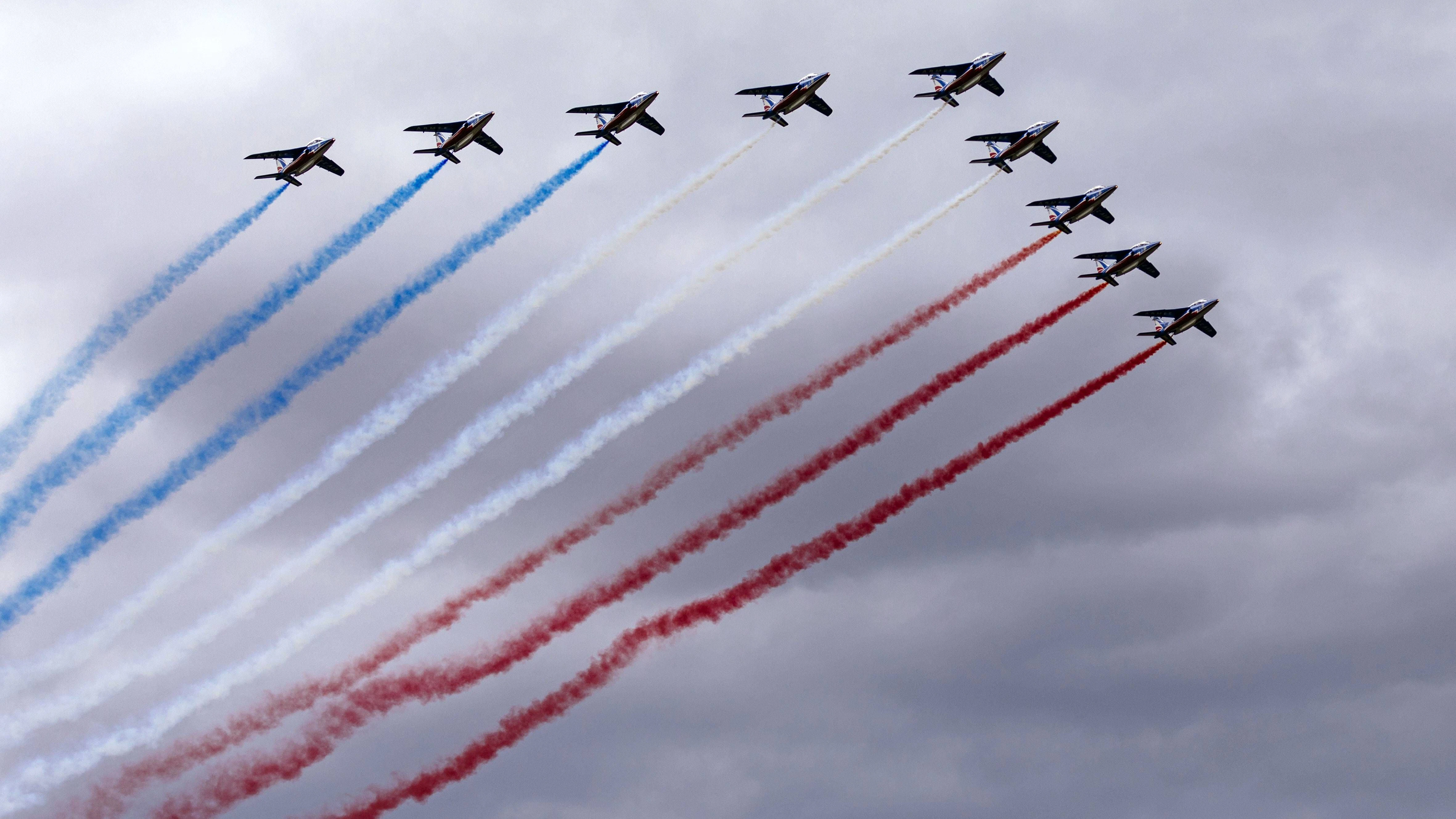 Die französische Kunstflugstaffel ist für ihren Einsatz am Nationalfeiertag bekannt, wenn sie über die Champs-Elysées fliegt.