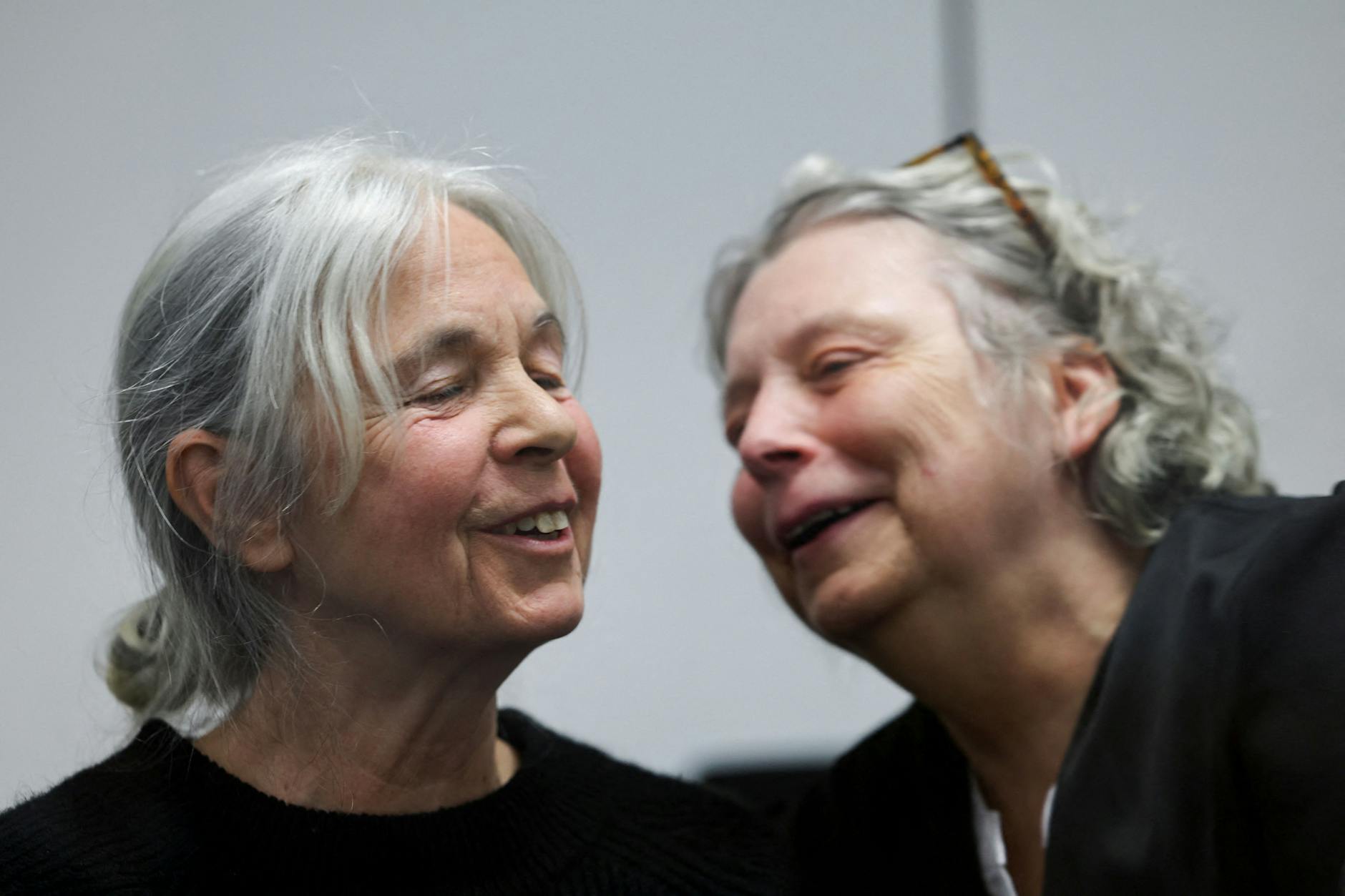 Die Angeklagte und ihre Verteidigerin: Daniela Klette (l.) mit Anwältin Undine Weyers im Gerichtssaal in Celle.