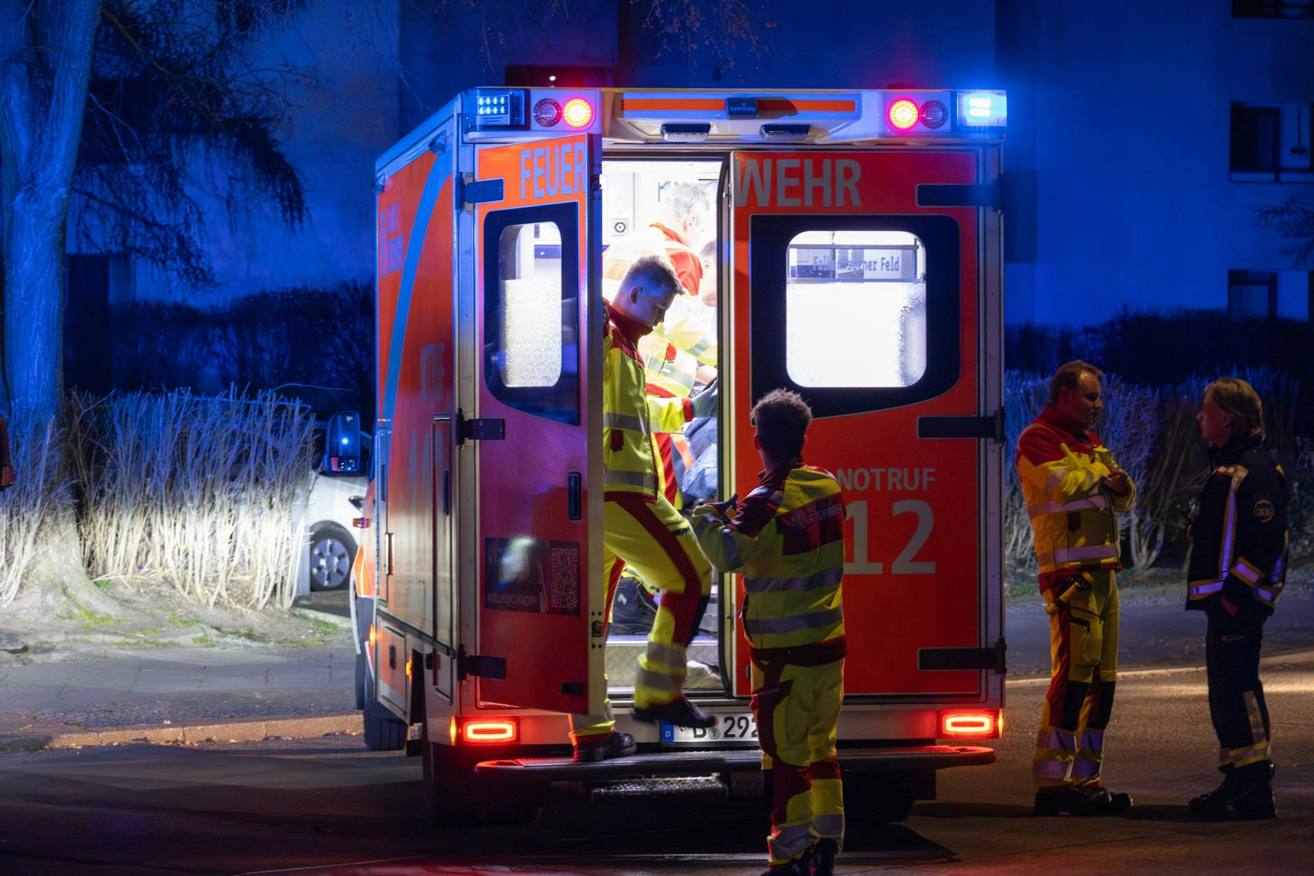 Eine Rettungswagenbesatzung der Berliner Feuerwehr