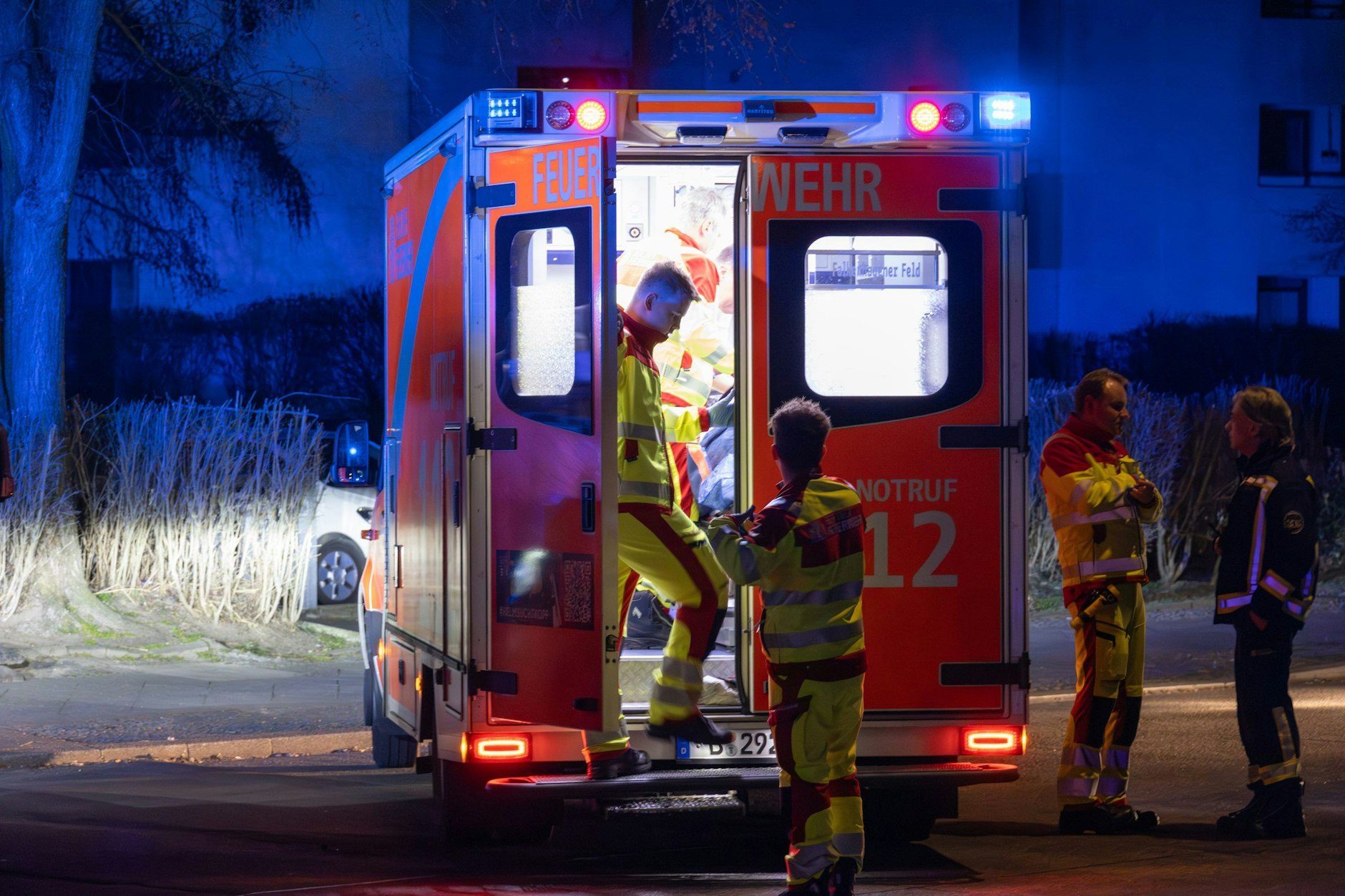 Eine Rettungswagenbesatzung der Berliner Feuerwehr