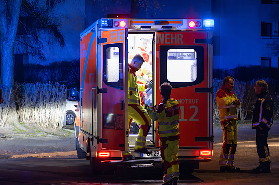 Eine Rettungswagenbesatzung der Berliner Feuerwehr