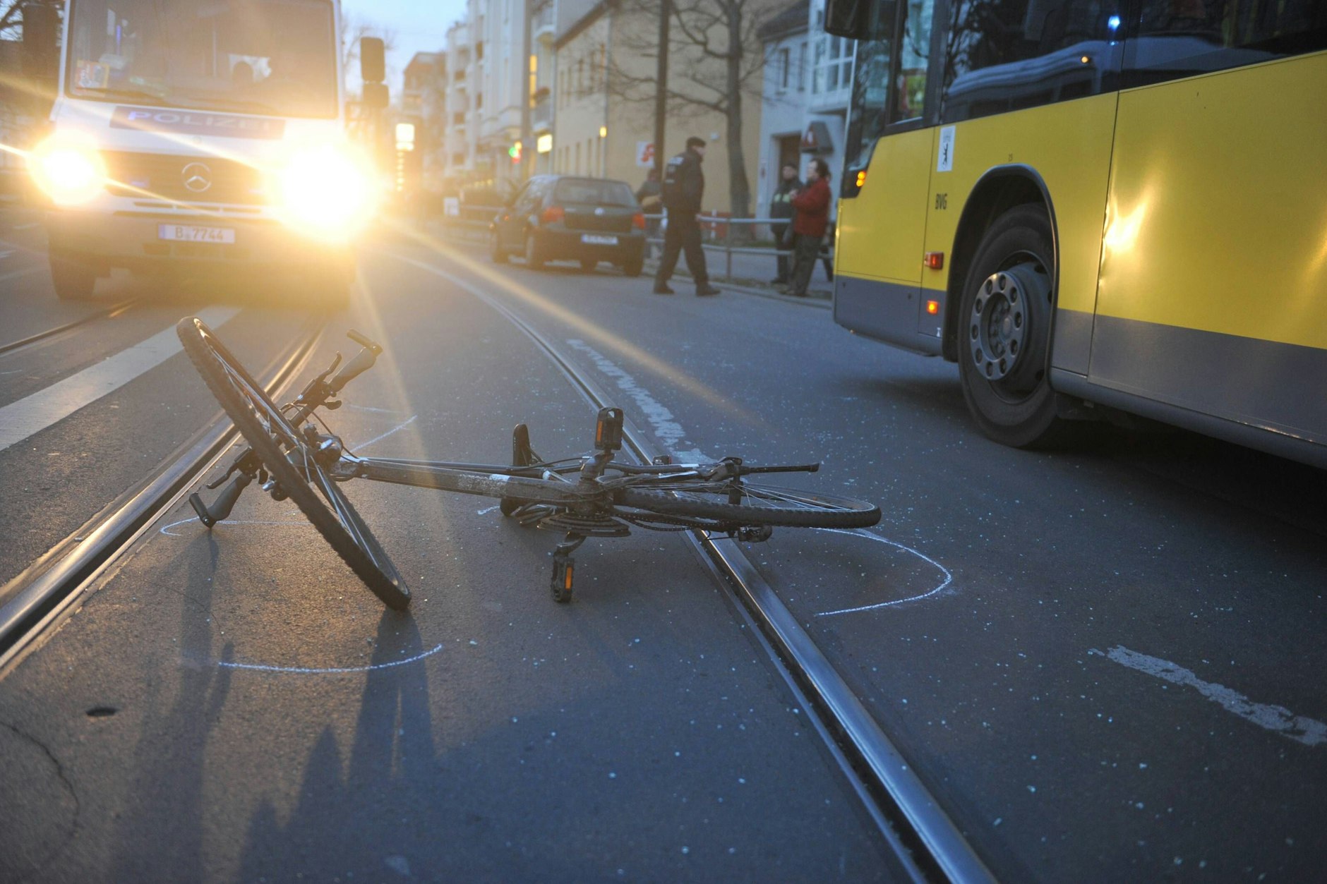 Ein Radfahrer ist in Tempelhof-Schöneberg mit einem Autofahrer zusammengestoßen.