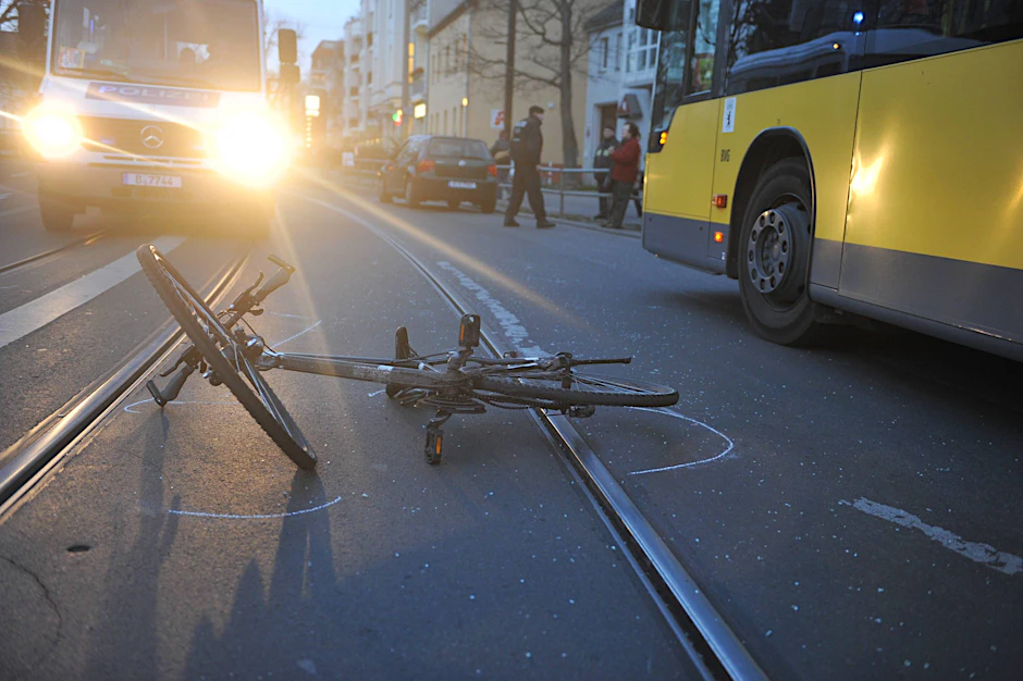 Ein Radfahrer ist in Tempelhof-Schöneberg mit einem Autofahrer zusammengestoßen.