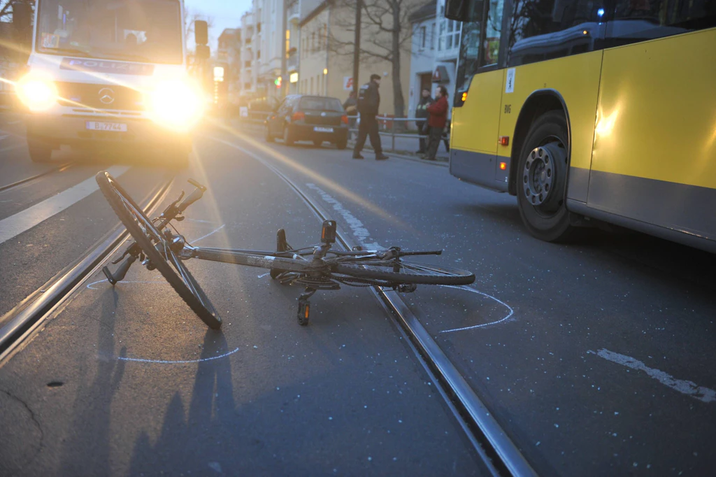 Tempelhof-Schöneberg: Radfahrer bei Zusammenstoß in Lichtenrade verletzt