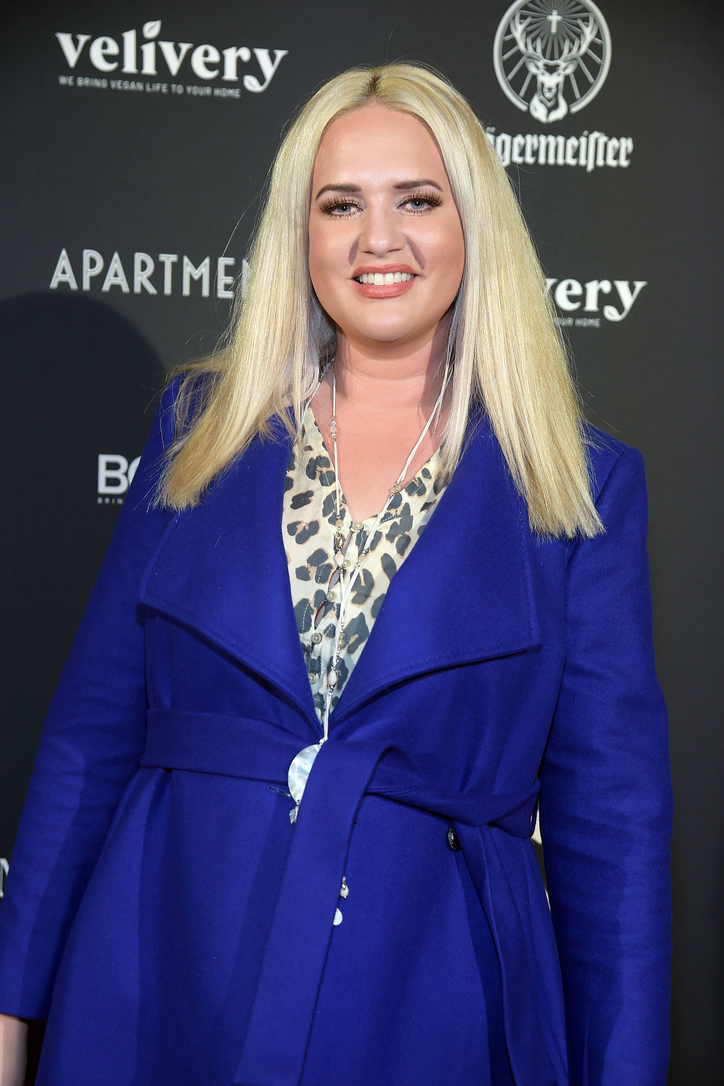 Image - Doppelkinn weg, Nase begradigt: Sarah Knappik beim Beauty-Doc