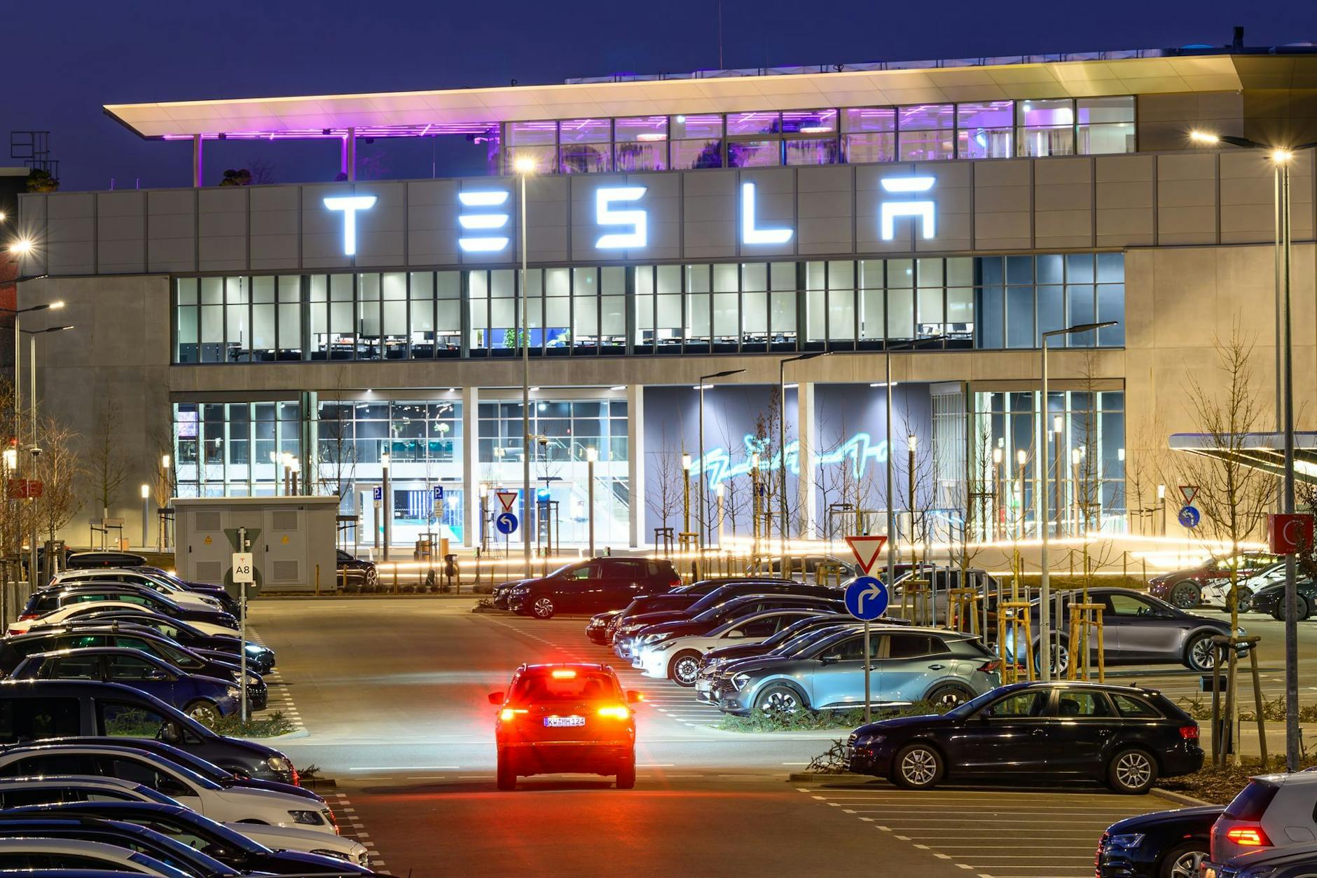 Abend über der Tesla-Gigafactory Berlin-Brandenburg. Es dämmert im Musk-Imperium.