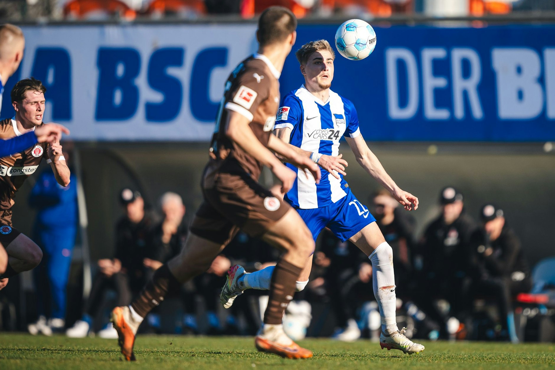 Marten Winkler (r.) beackerte im Test gegen St. Pauli Herthas linke Seite – ein Modell für die Zukunft?