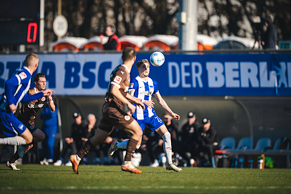 Marten Winkler (r.) beackerte im Test gegen St. Pauli Herthas linke Seite – ein Modell für die Zukunft?