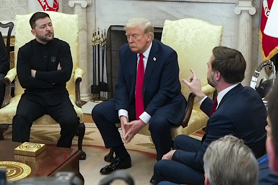 Eklat im Weißen Haus: US-Vizepräsident J.D. Vance (r.) spricht mit dem ukrainischen Präsidenten Wolodymyr Selenskyj (l.) im Beisein von US-Präsident Donald Trump.