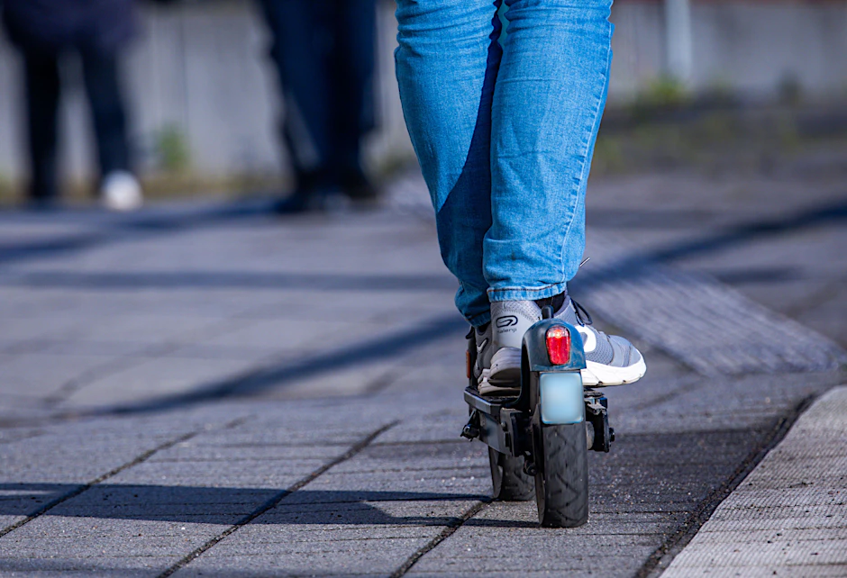 In Reinickendorf ist ein junger Mann auf einem E-Scooter verletzt worden.