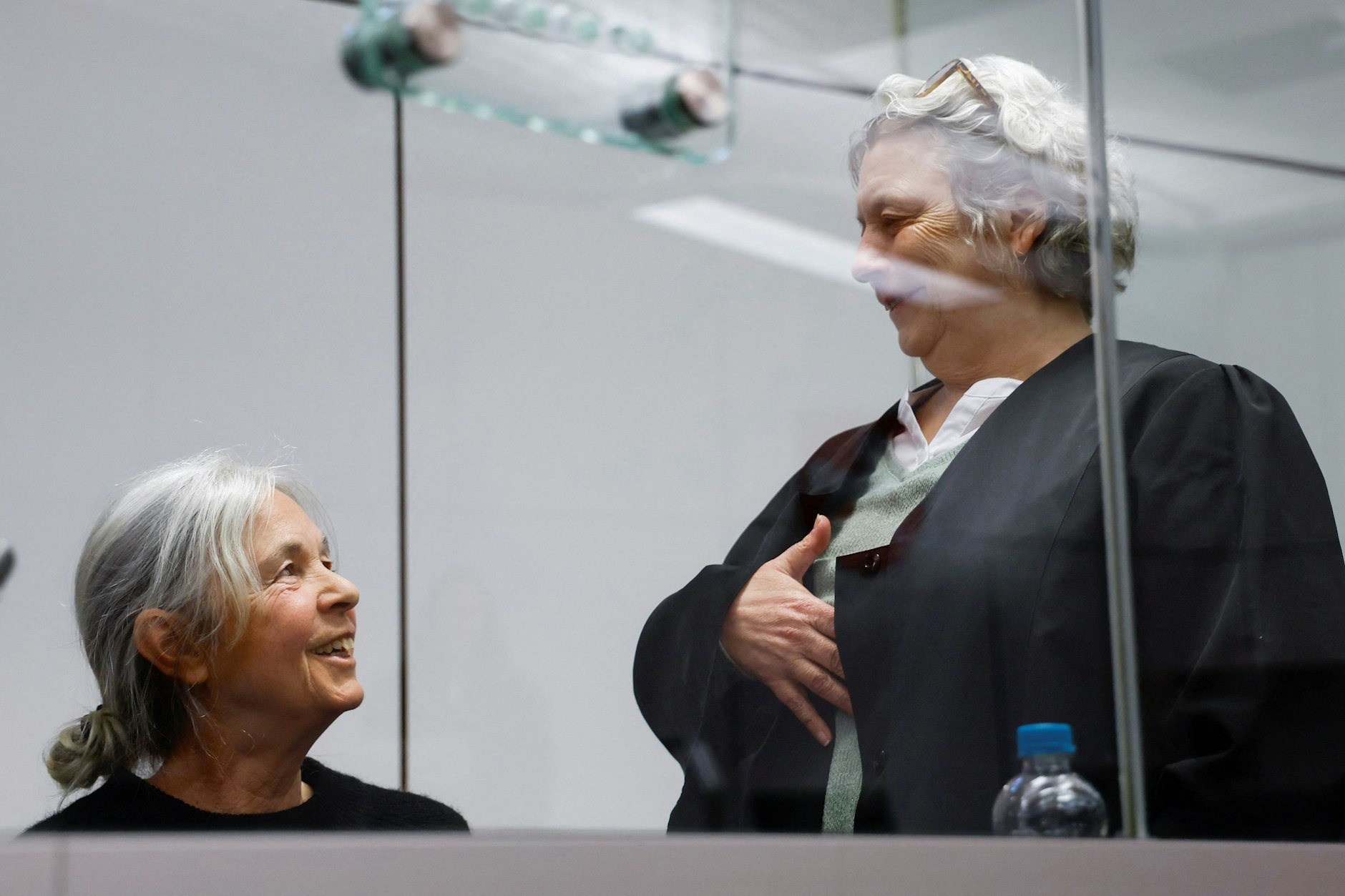 Daniela Klette (l.) im Oberlandesgericht Celle im&nbsp;Gerichtssaal neben ihrer Rechtsanwältin Undine Weyers.