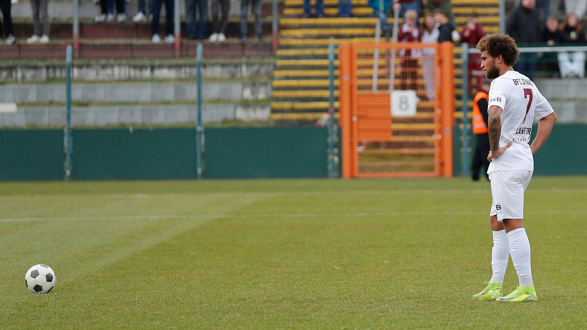 Kevin Lankford fixiert erst den Ball&nbsp; ganz genau&nbsp; und verwandelt dann vom Punkt gekonnt zum 3:0-Endstandfür den BFC Dynamo gegen S.D. Croatia.