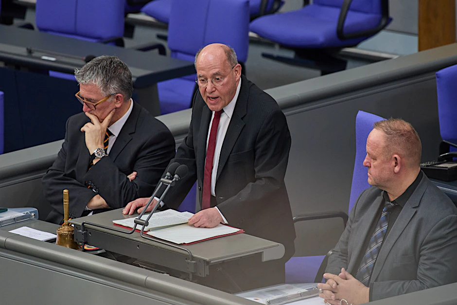 Alterspräsident Gregor Gysi (Linkspartei, Mitte) bei seiner Rede zur Eröffnung des neuen Bundestages nach der Wahl.