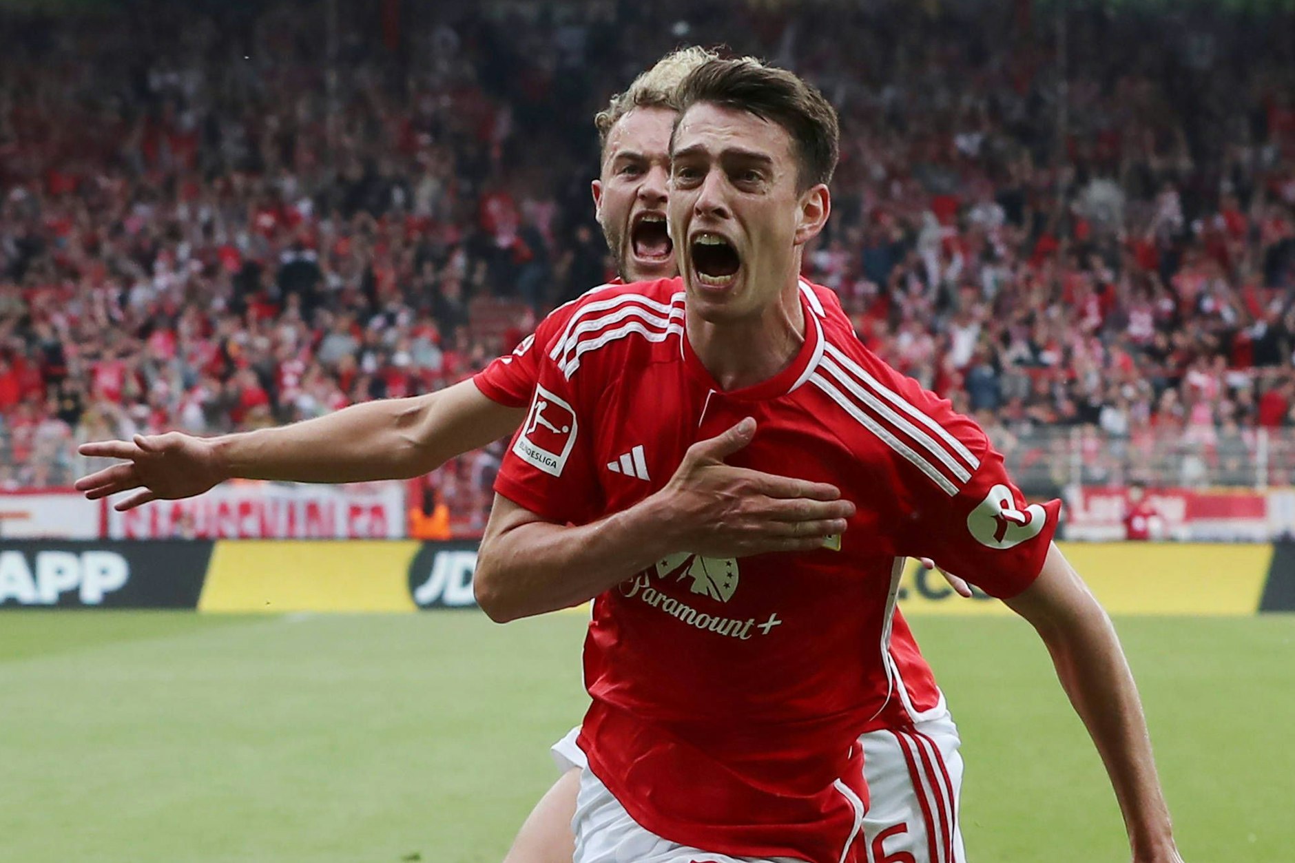 Macht mal eigentlich nicht, aber in diesem Fall hatten alle Verständnis: Janik Haberer klatscht sich nach seinem Rettungs-Tor gegen seinen Ex-Klub Freiburg aufs Herz und das Union-Logo.