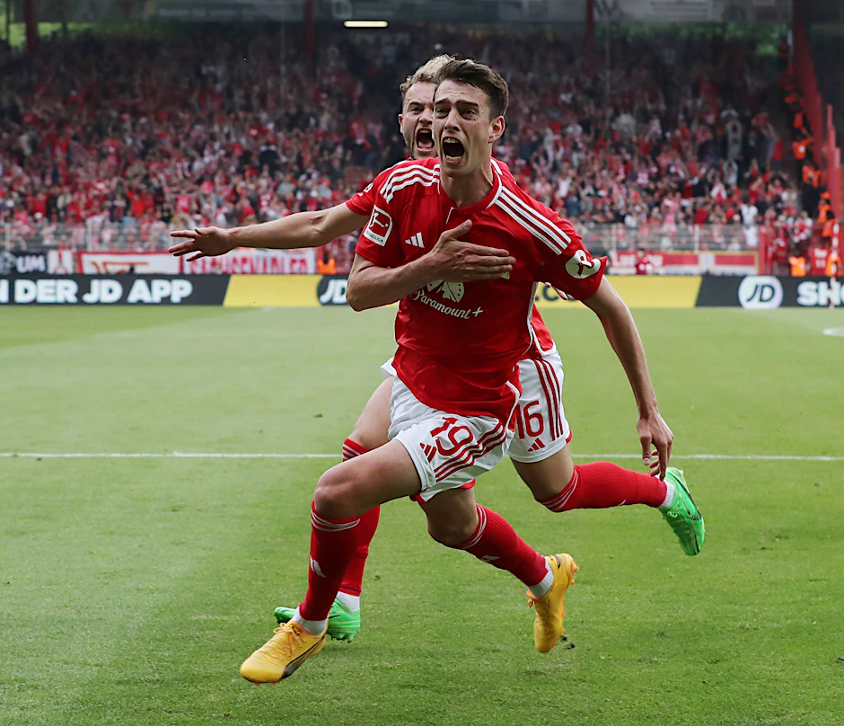 Macht mal eigentlich nicht, aber in diesem Fall hatten alle Verständnis: Janik Haberer klatscht sich nach seinem Rettungs-Tor gegen seinen Ex-Klub Freiburg&nbsp; aufs Herz und das Union-Logo.