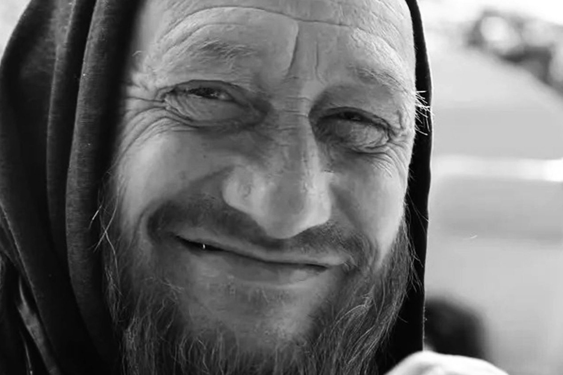 Asterix gehörte zu den heimlichen Stars der Sozial-Doku „Hartz Rot Gold“. Nun verstarb der Punk, Freunde sammeln Geld für die Beerdigung.