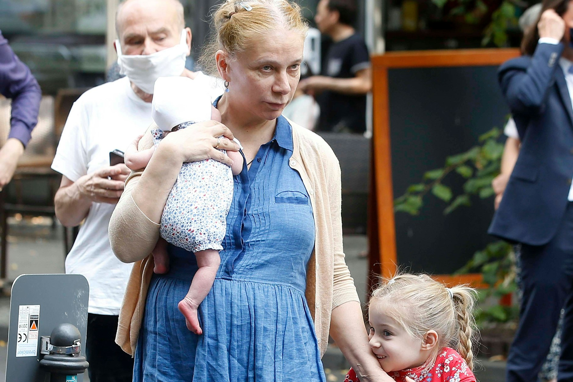 Alexandra Hildebrandt 2020 mit zwei ihrer Kinder bei einer Veranstaltung in Berlin. Nun geht das Windelnwechseln wieder los.