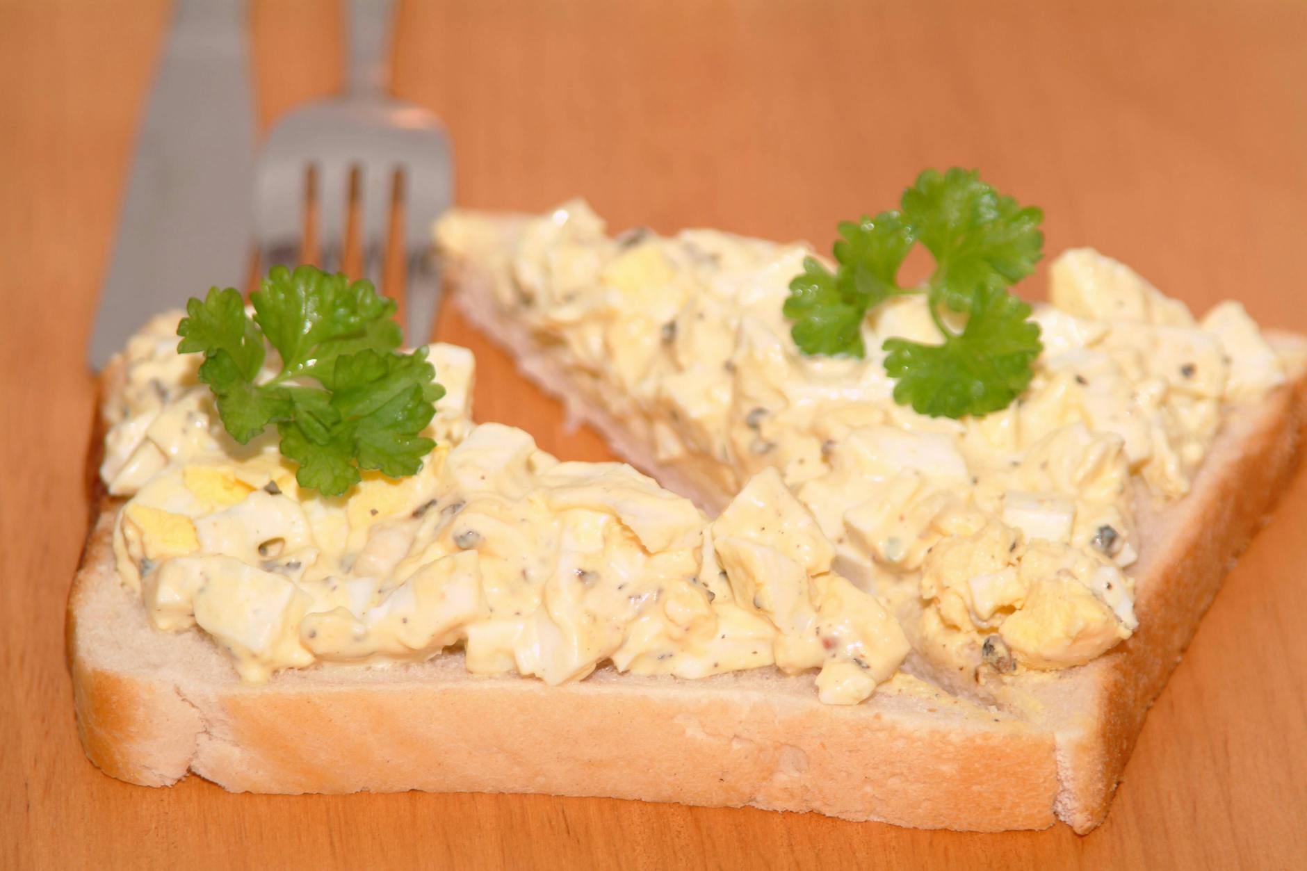 Eiersalat auf Toast: Zum Abendbrot passt so ein leckerer Eiersalat auf einem Schnittchen einfach wunderbar. Das Rezept aus DDR-Zeiten ist ganz einfach!