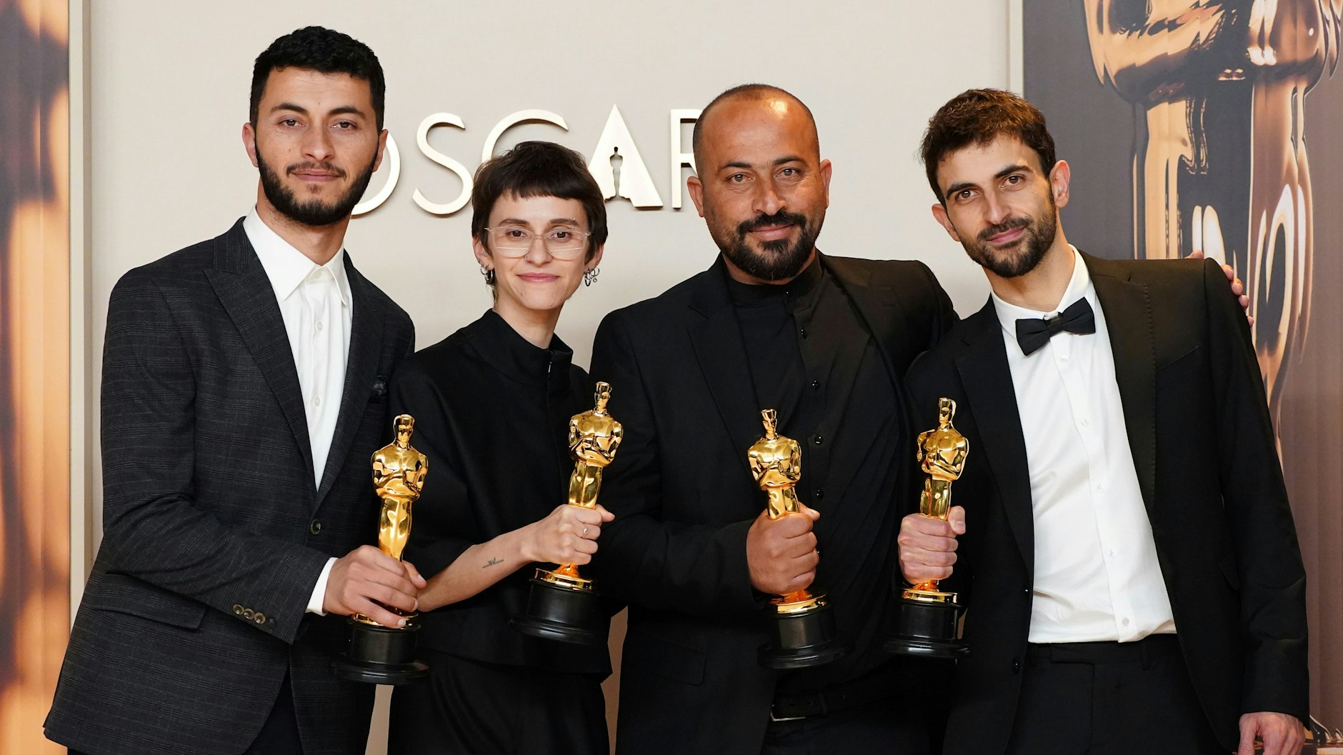 Basel Adra (v.l.), Rachel Szor, Hamdan Ballal und Yuval Abraham mit ihren Oscars. Sie sind die diesjährigen Gewinner des Preises für den besten Dokumentarfilm.